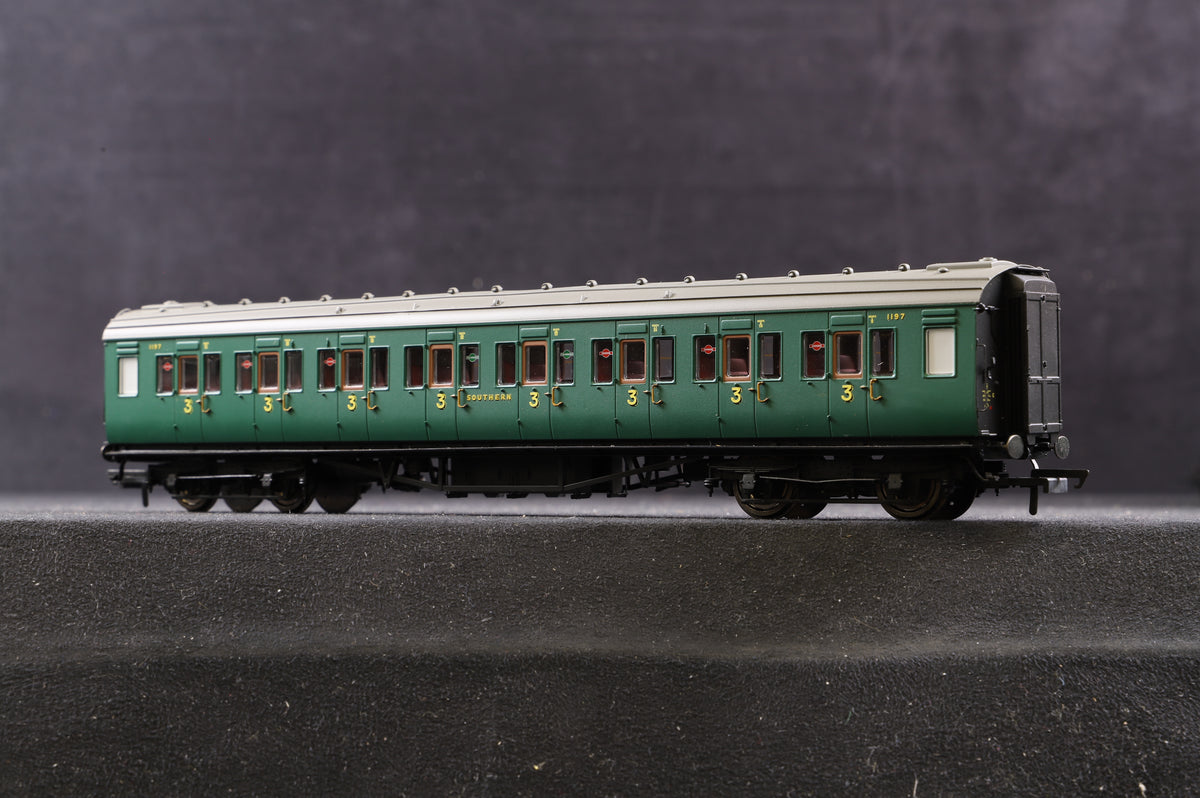 Hornby OO Rake of 7 SR Maunsell Coaches