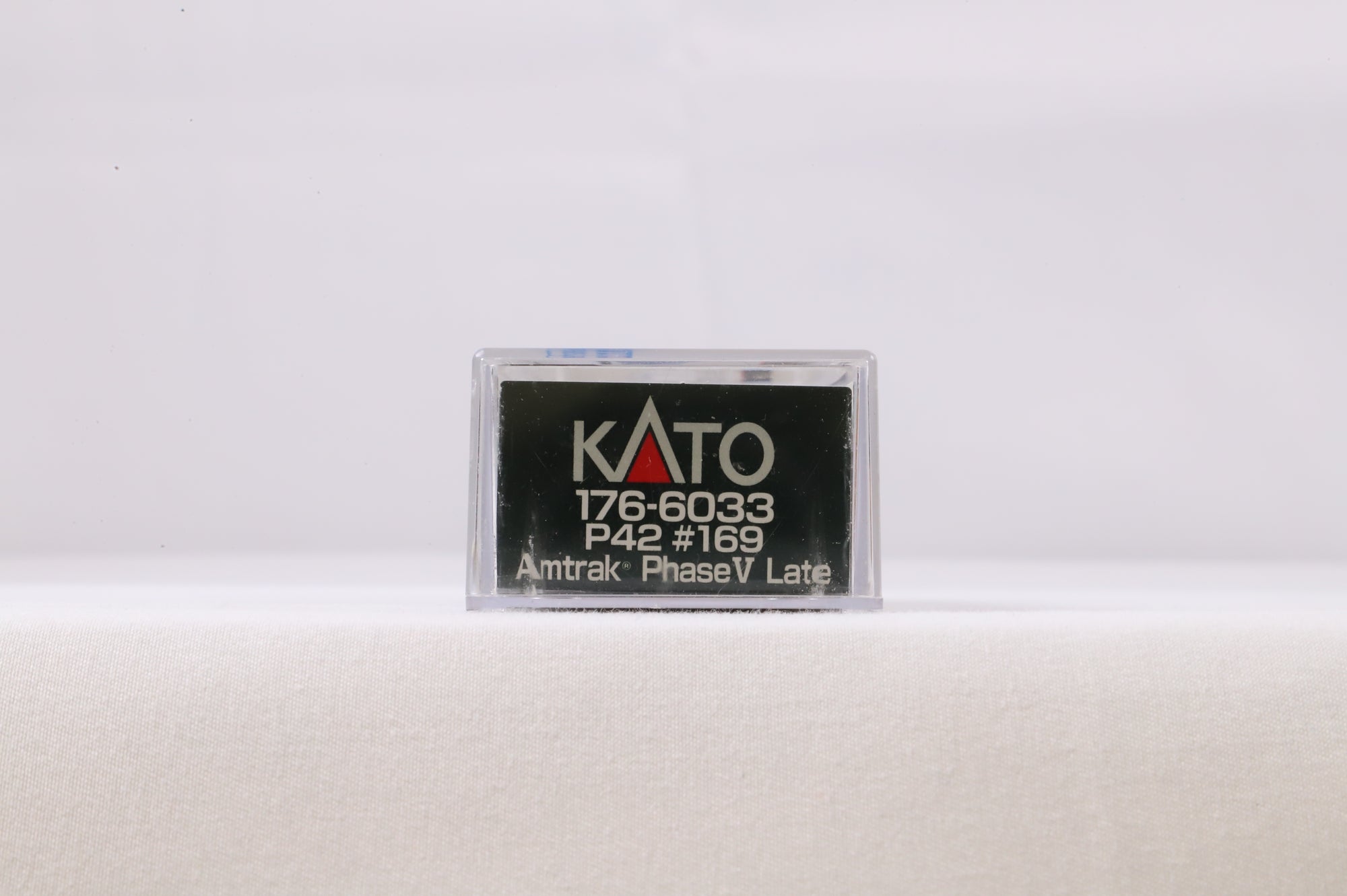 Kato N 176-6033 P42 '169' Amtrak Phase V Late