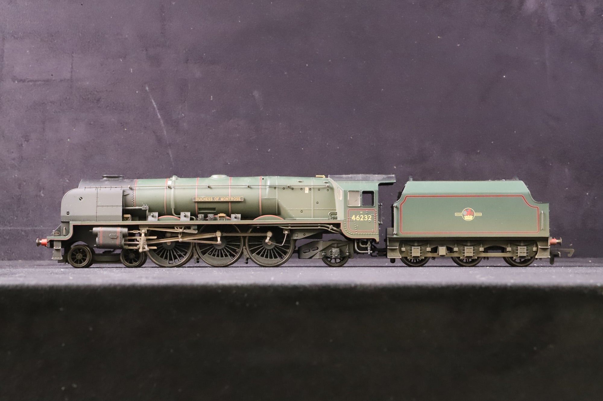 Hornby OO R2446 Duchess Class 'Duchess of Montrose' BR Green Weathered