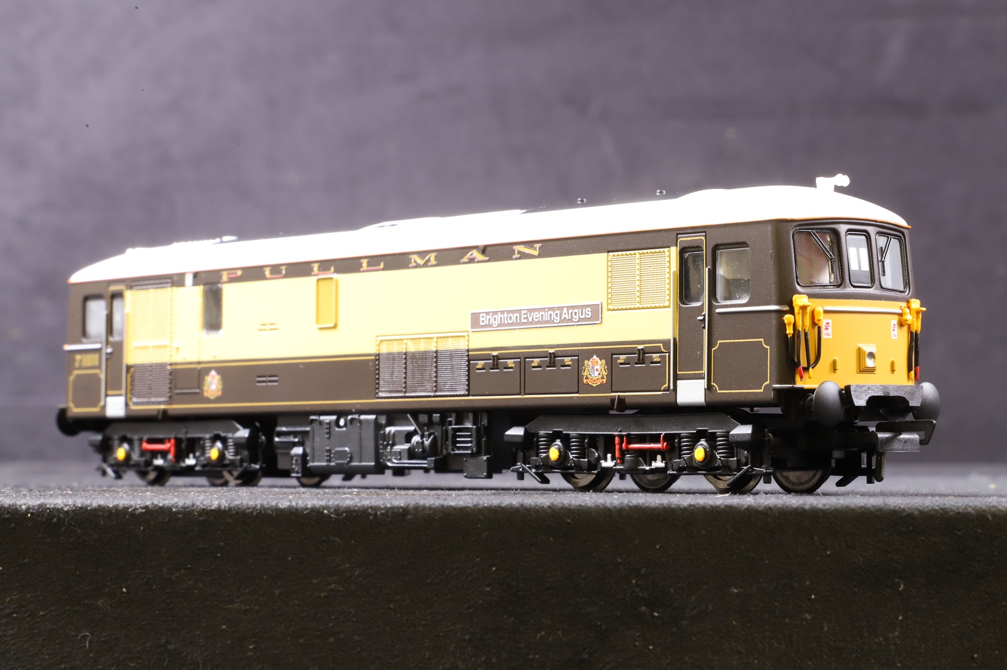 Hornby OO Class 73 '73101' 'Brighton Evening Argus' Pullman Umber & Cream
