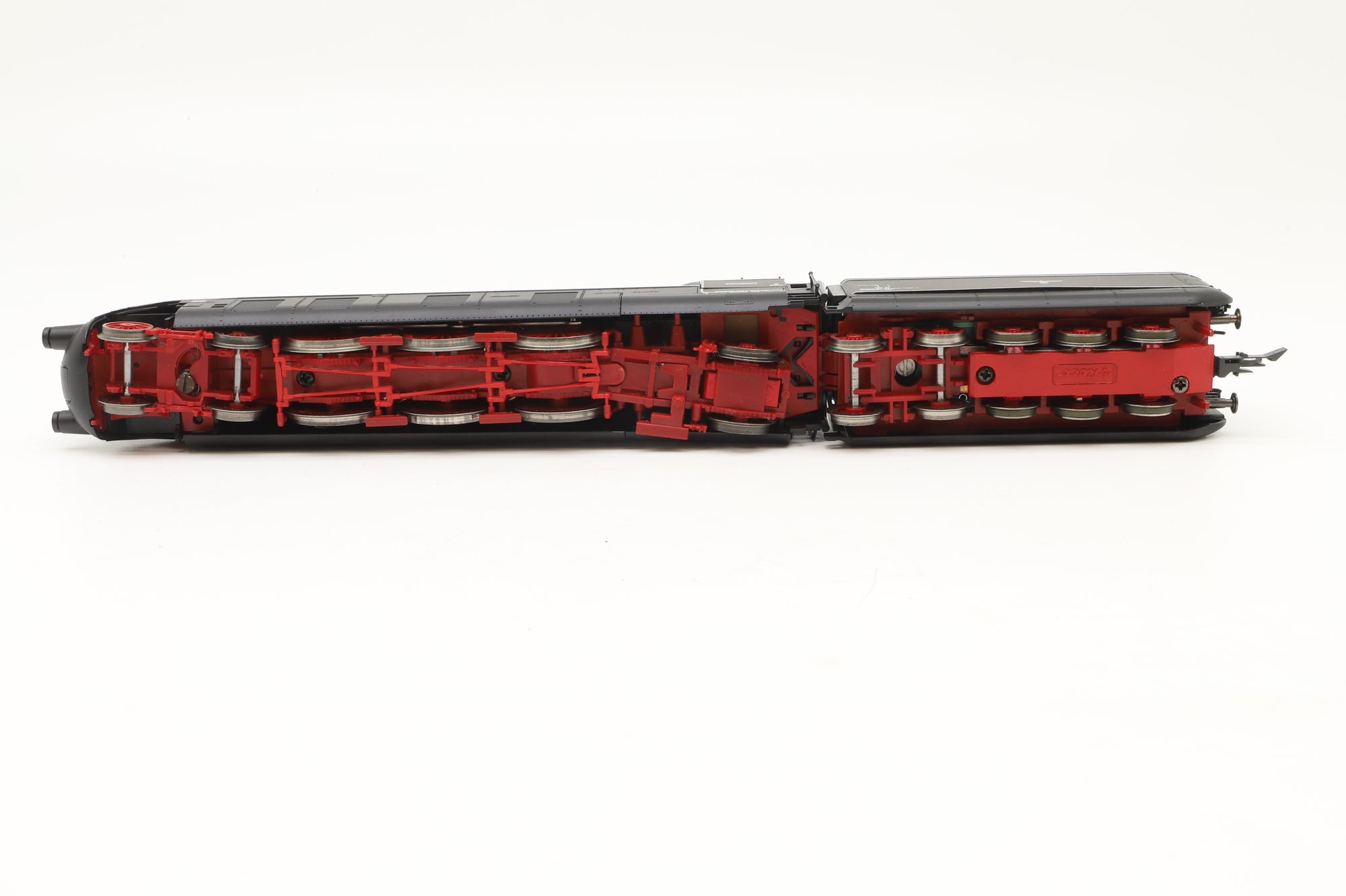 Roco HO 63205 Streamlined BR01 1001 4-6-2 in DRG Black/Red