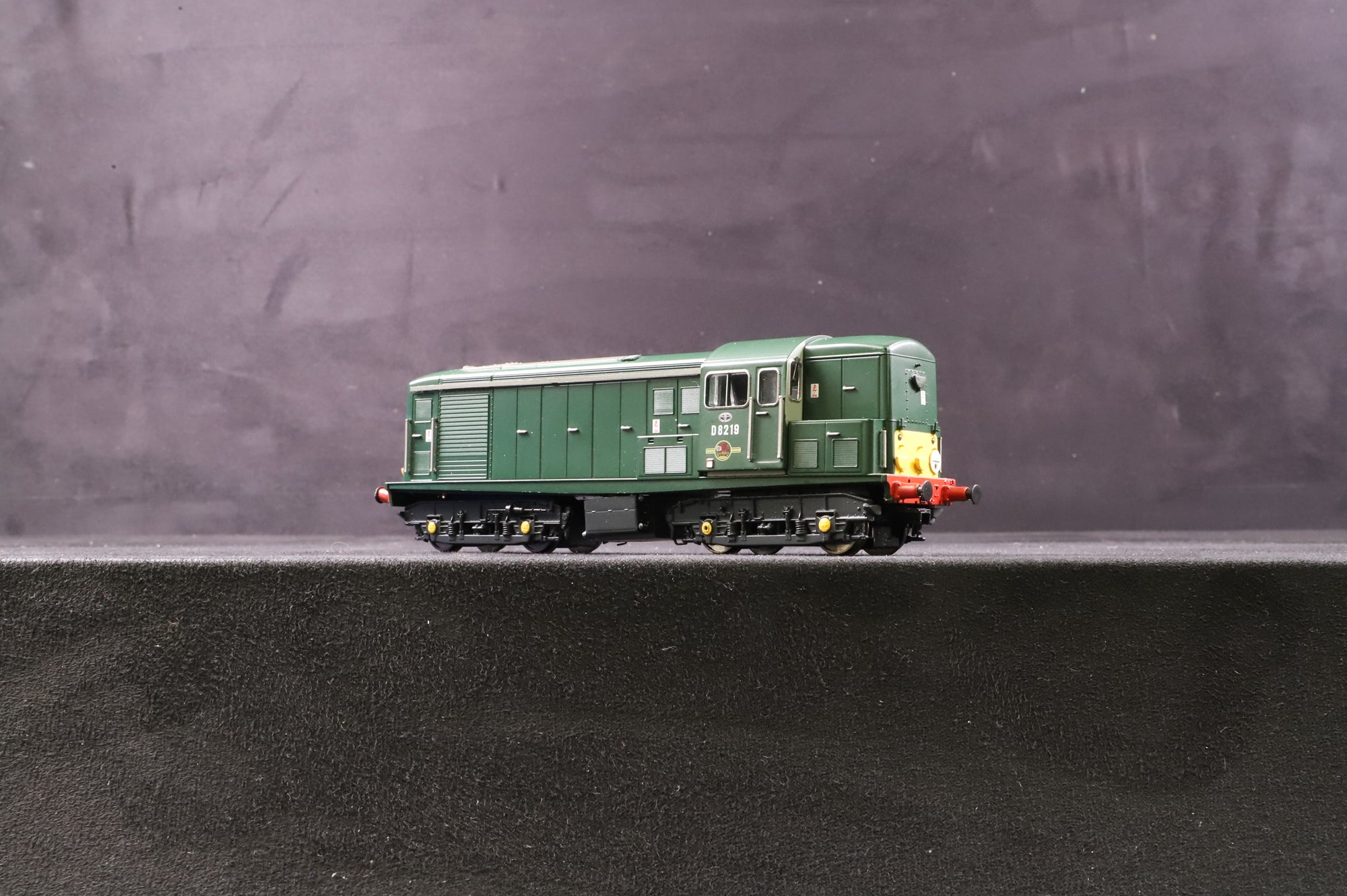 Heljan OO 1501 Class 15 D8219 in BR Green