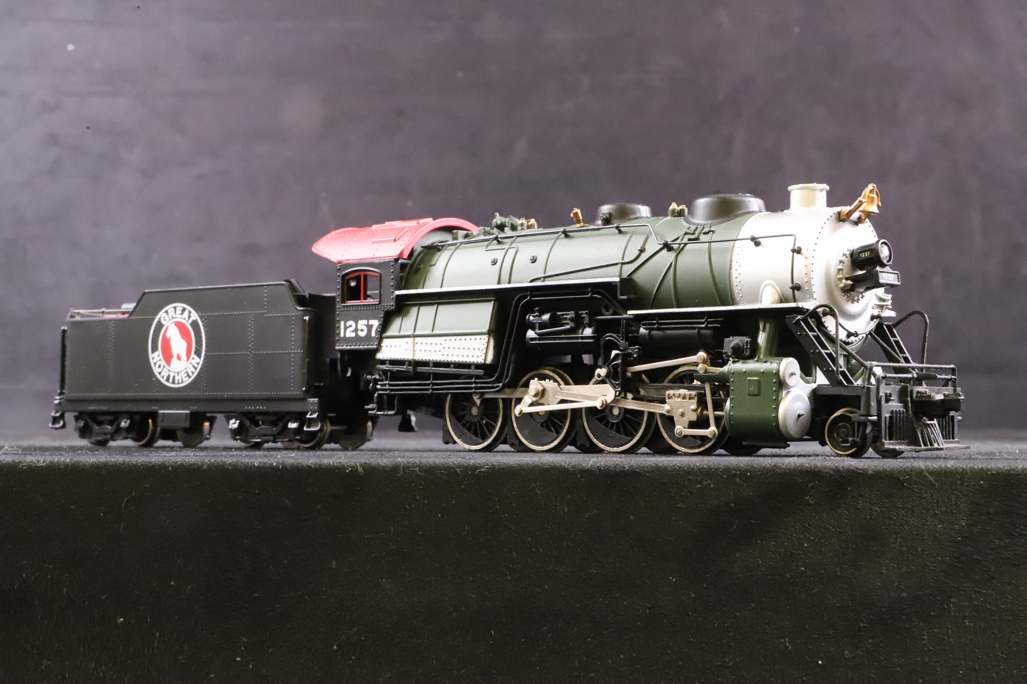 Bachmann Plus HO 31403 Consolidation 2-8-0 No. 1257 in Great Northern Black/Green/Red