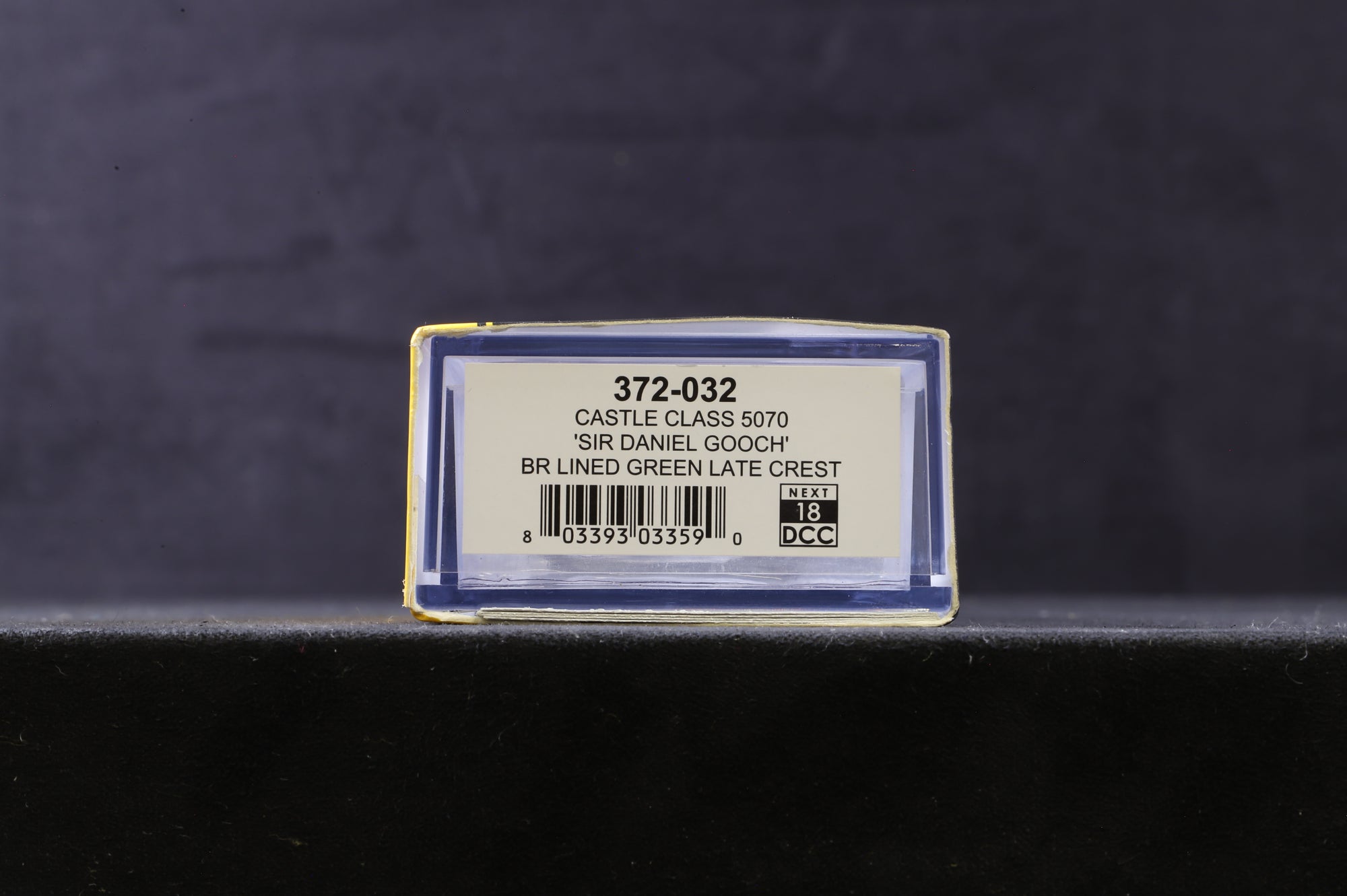 Graham Farish N 372-032 Castle Class '5070' 'Sir Daniel Gooch' BR Lined Green L/C DCC Sound