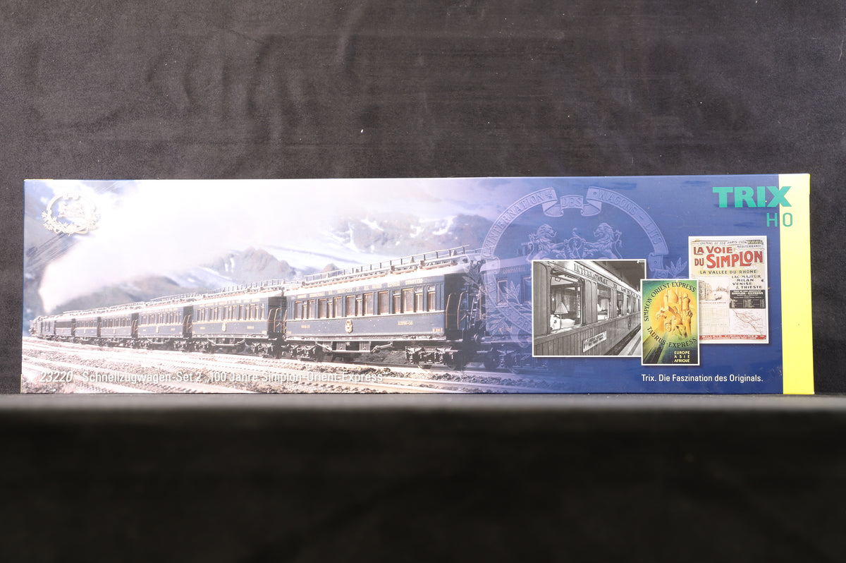 Trix HO 23220 &#39;Simplon-Orient-Express&#39; Express Train Passenger Car Set 2, Lit Interiors