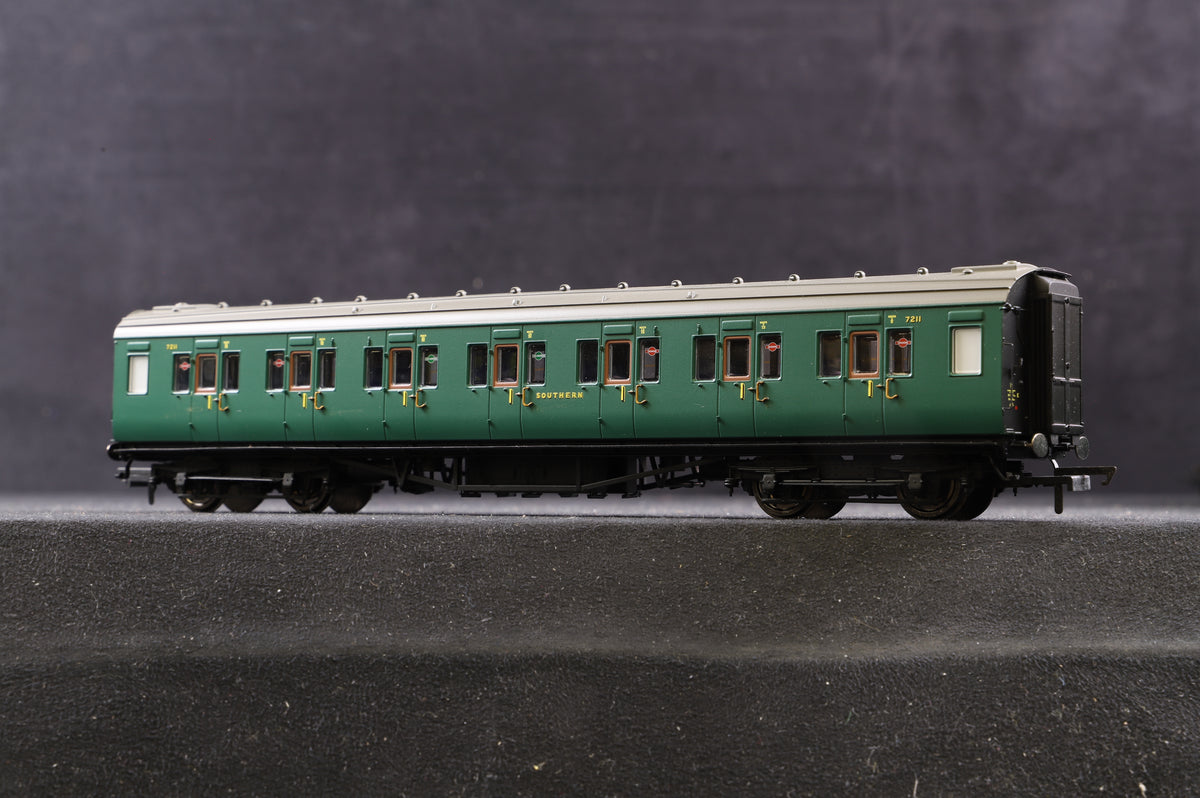 Hornby OO Rake of 7 SR Maunsell Coaches