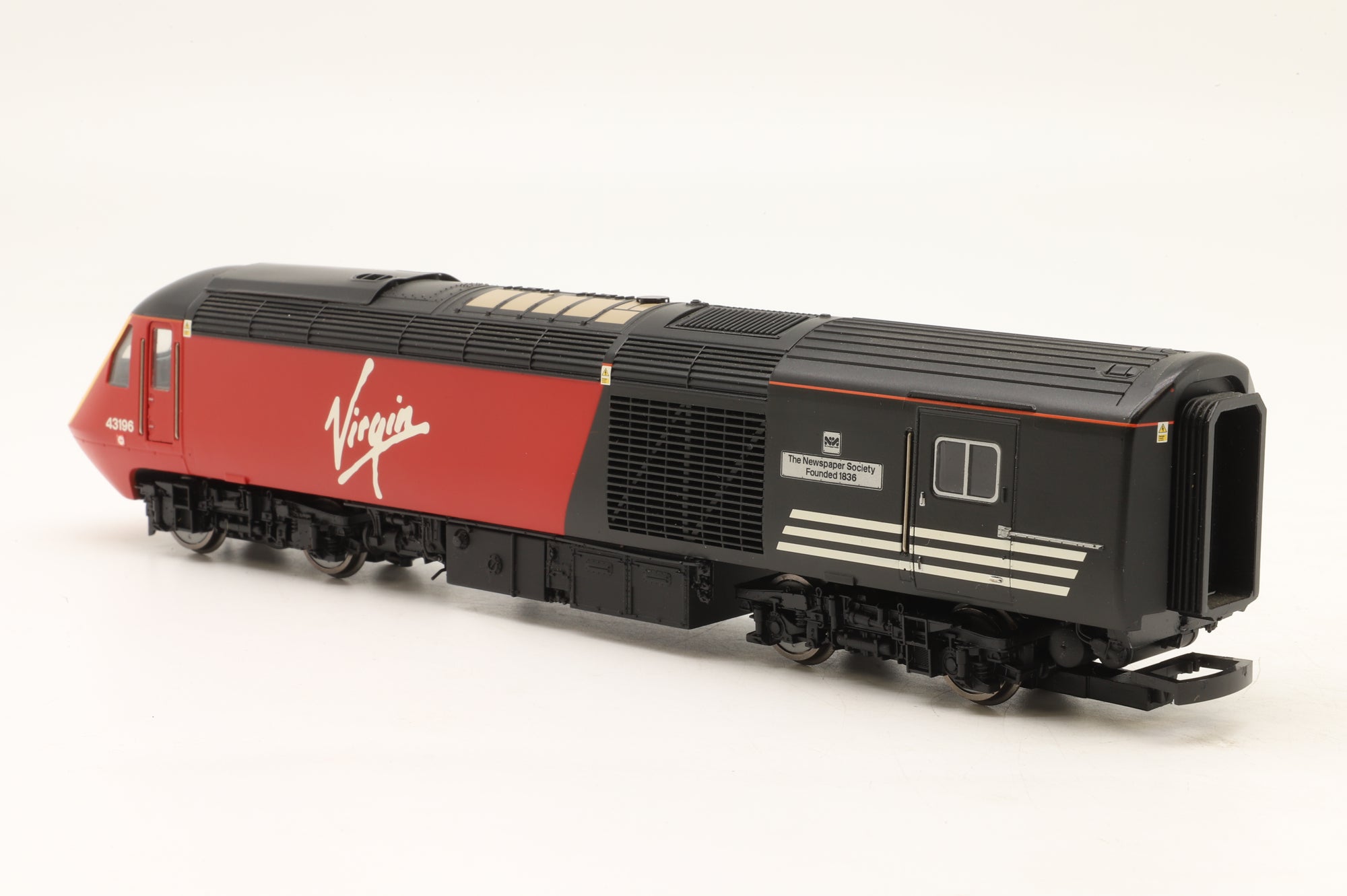 Hornby OO Class 43 HST Set 43162/43196 in Virgin Trains Livery
