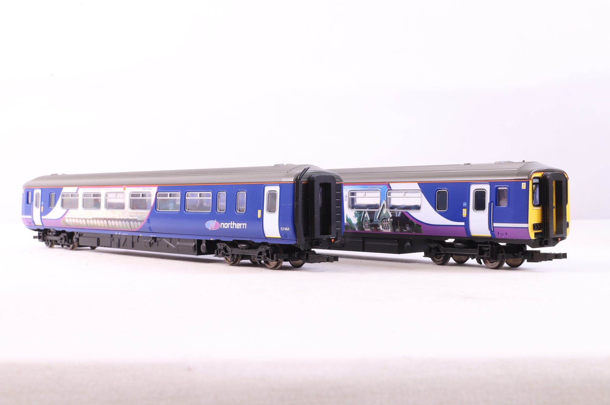 Hornby OO R2694 Class 156 Settle & Carlisle Northwest Regional Railways, DCC Fitted