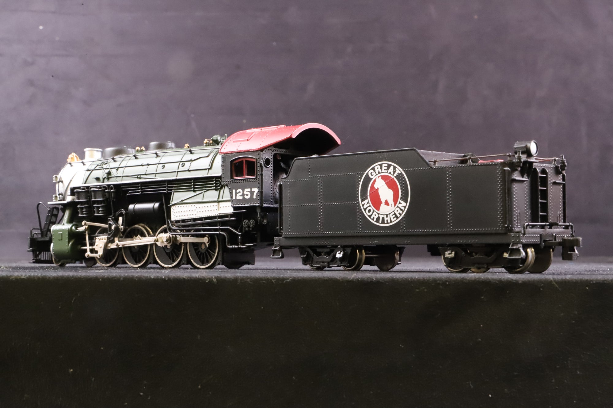 Bachmann Plus HO 31403 Consolidation 2-8-0 No. 1257 in Great Northern Black/Green/Red