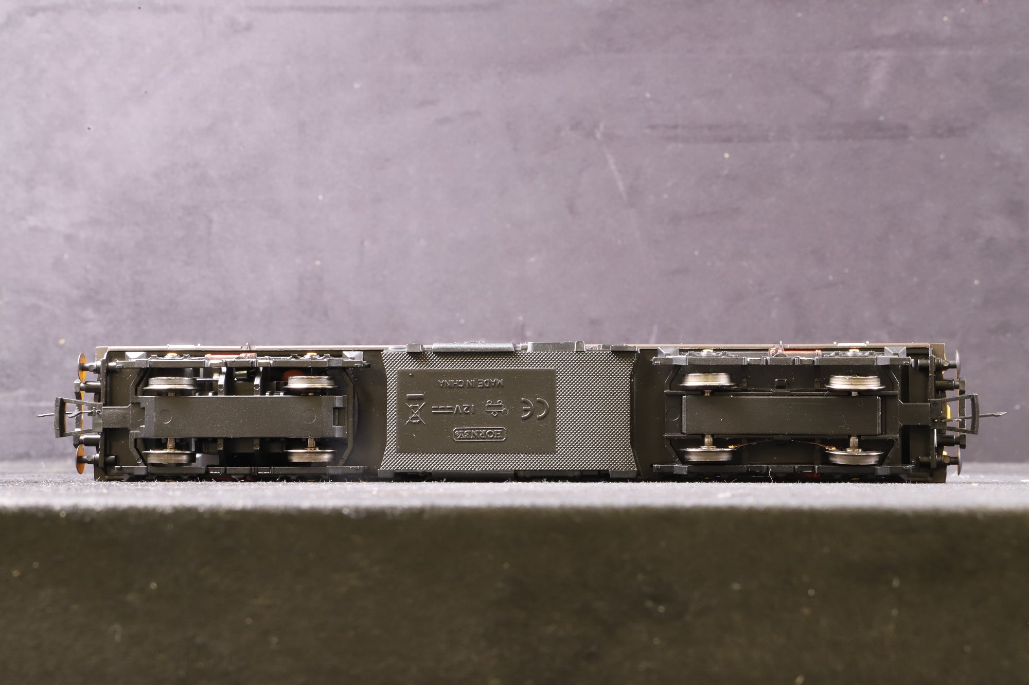 Hornby OO Class 73 '73101' 'Brighton Evening Argus' Pullman Umber & Cream