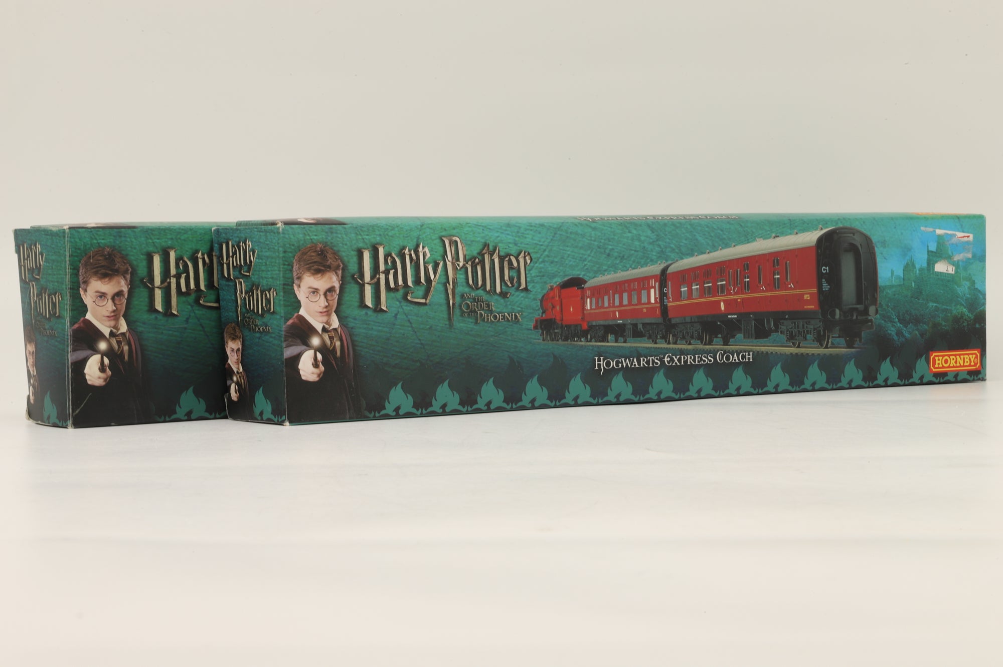 Hornby OO Rake Of 2 Hogwarts Express Coaches Inc. R4308A & R4309B