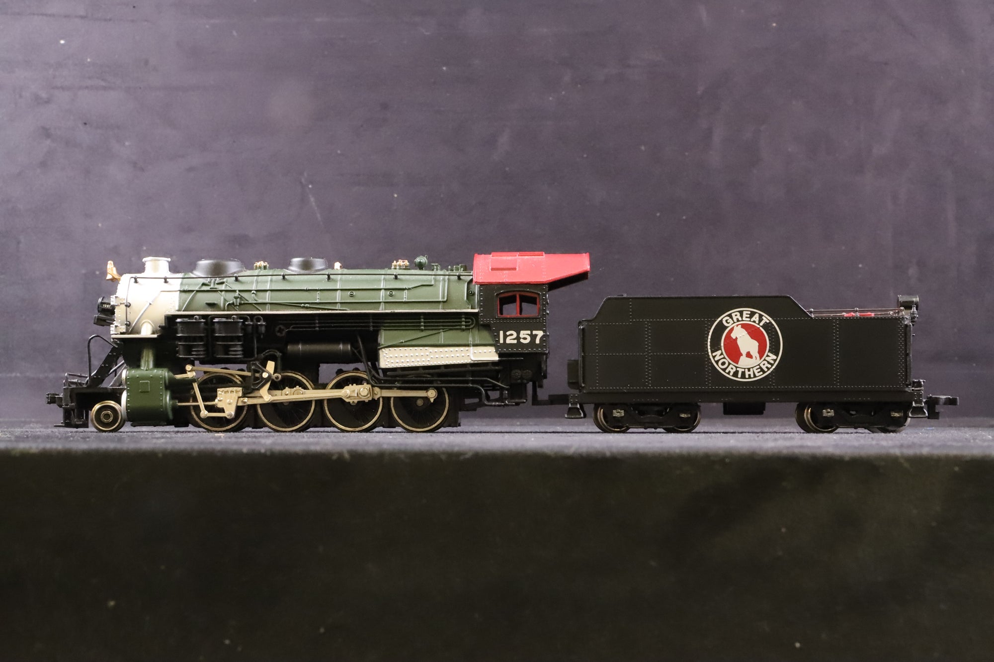Bachmann Plus HO 31403 Consolidation 2-8-0 No. 1257 in Great Northern Black/Green/Red