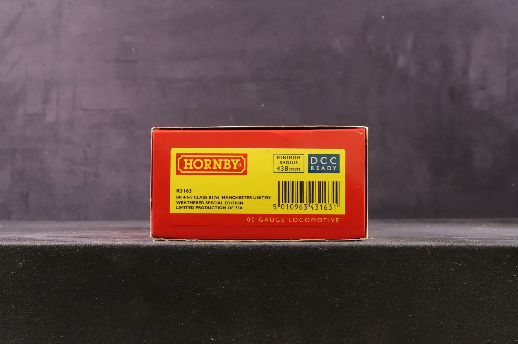 Hornby OO R3163 Class B17/6 61662 'Manchester United' in BR Lined Green w/ Late Crests - Heavily Weathered