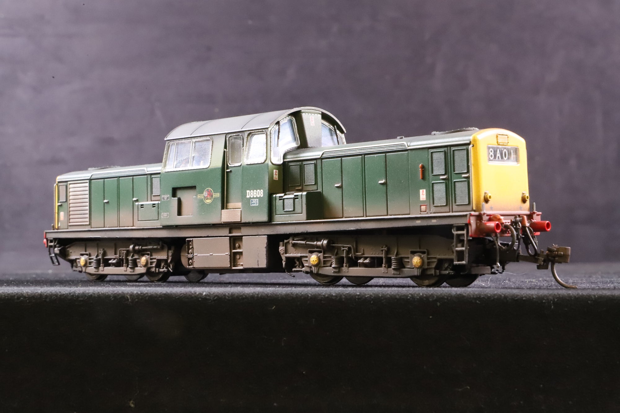 Heljan OO 1717 Class 17 D8608 in BR Green w/ FYE - Weathered