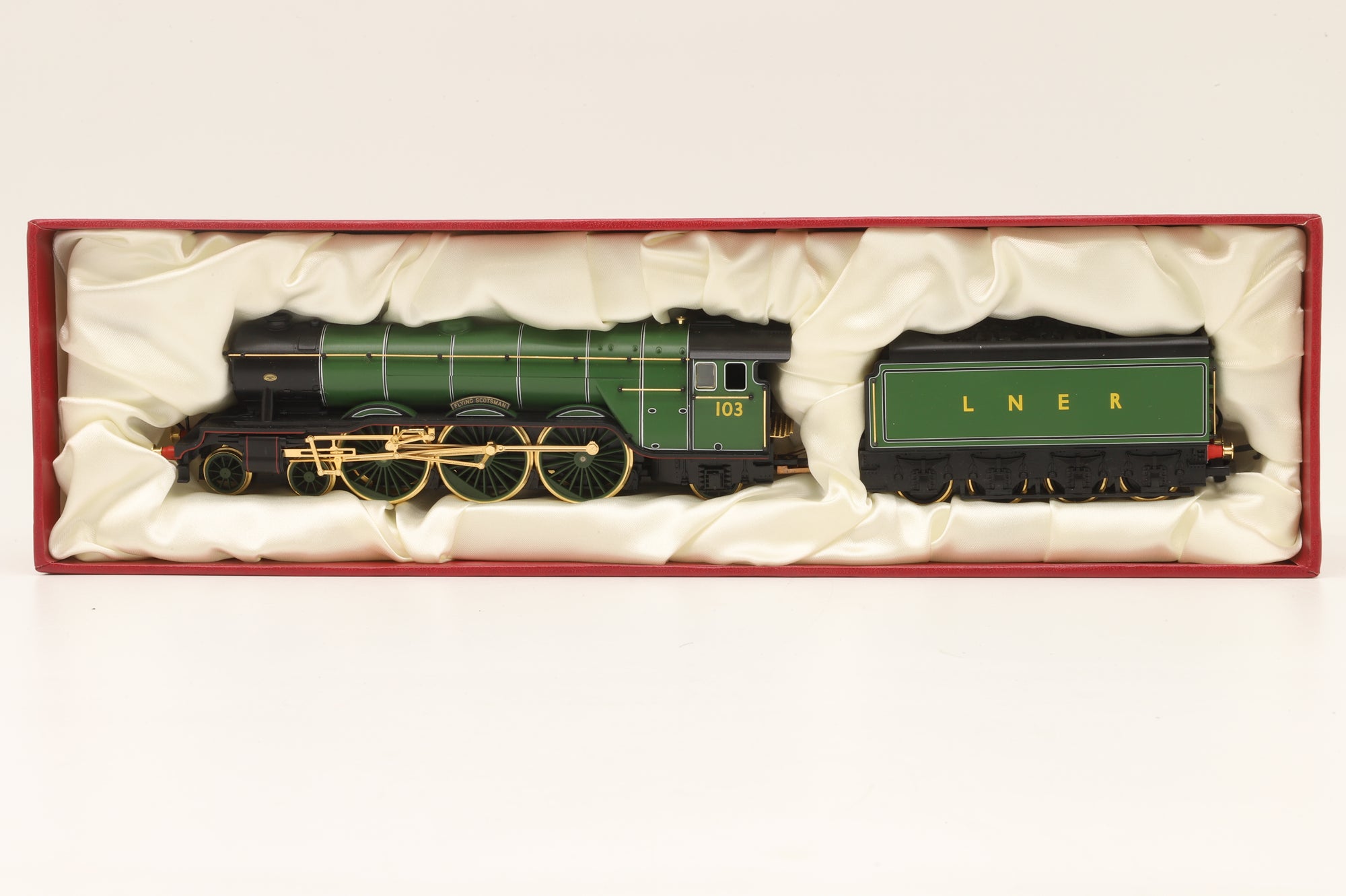 Hornby OO R2146 Class A3 '4472' 'Flying Scotsman' LNER Apple Green Ltd Ed 87/ 2000