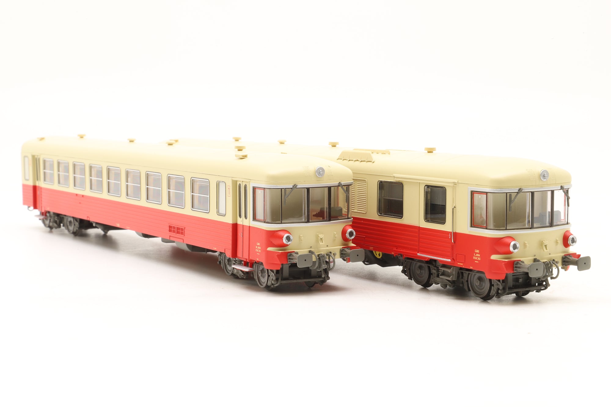 L.S. Models HO 10061 X4500/XR8500 DMU in SNCF Red/Cream