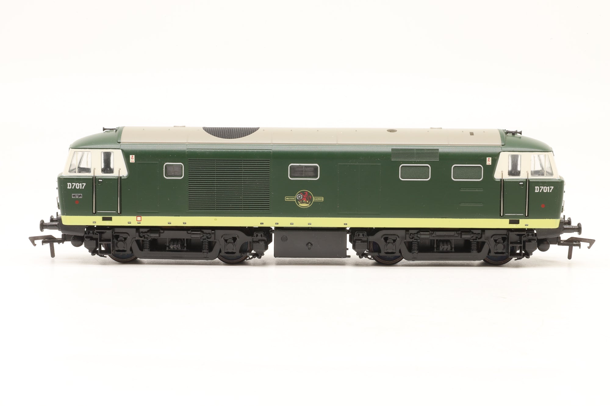 Heljan OO 3500 Class 35 Hymek D7017 in BR Two-Tone Green
