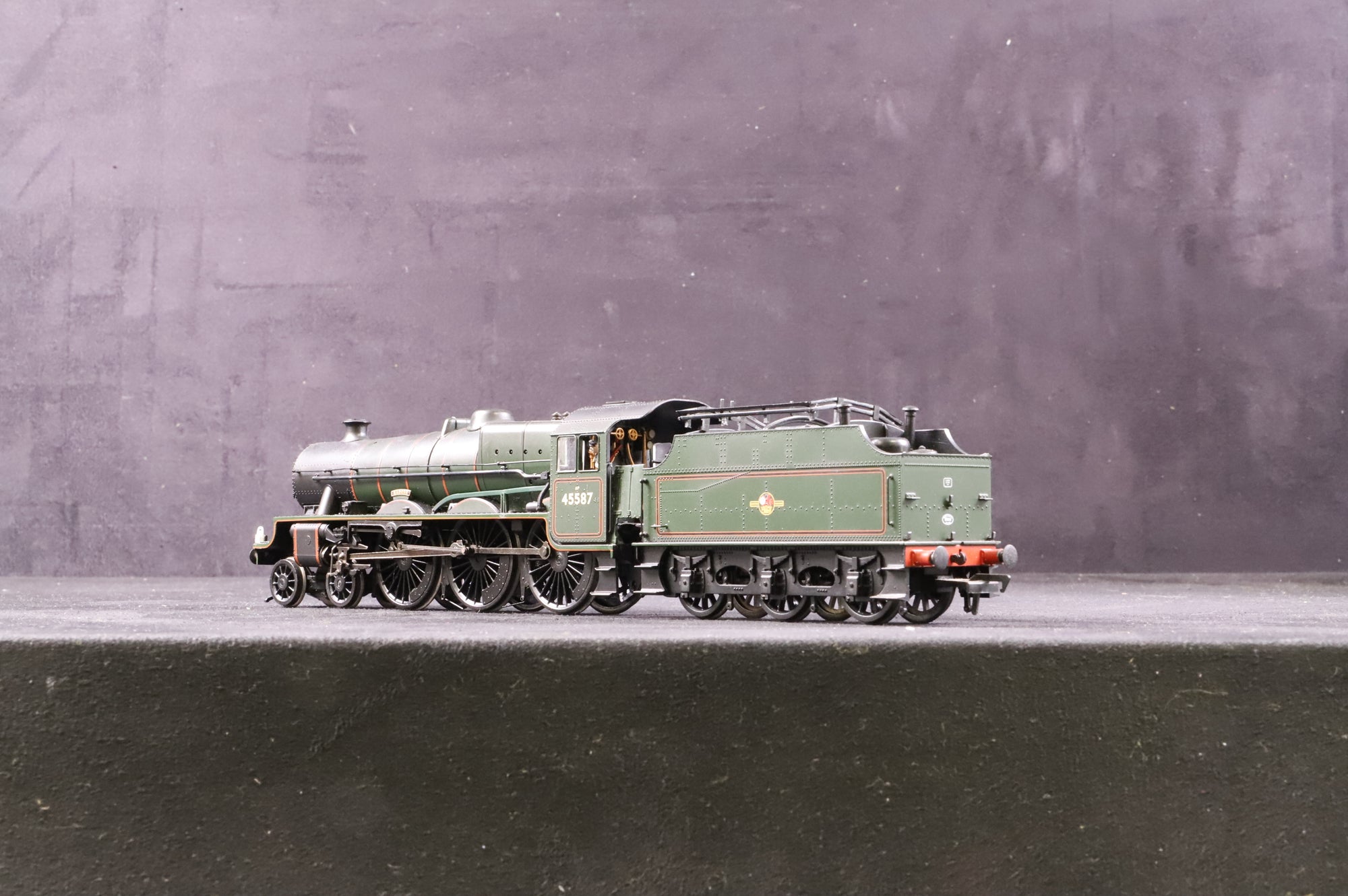 Bachmann OO 31-186 Jubilee Class 45587 'Baroda' in BR Green w/ Late Crests & Riveted Fowler Tender
