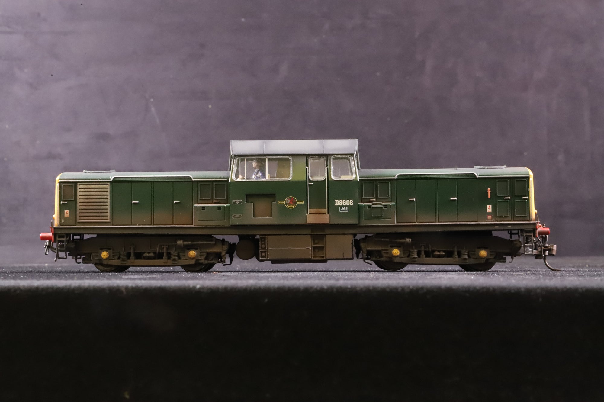 Heljan OO 1717 Class 17 D8608 in BR Green w/ FYE - Weathered
