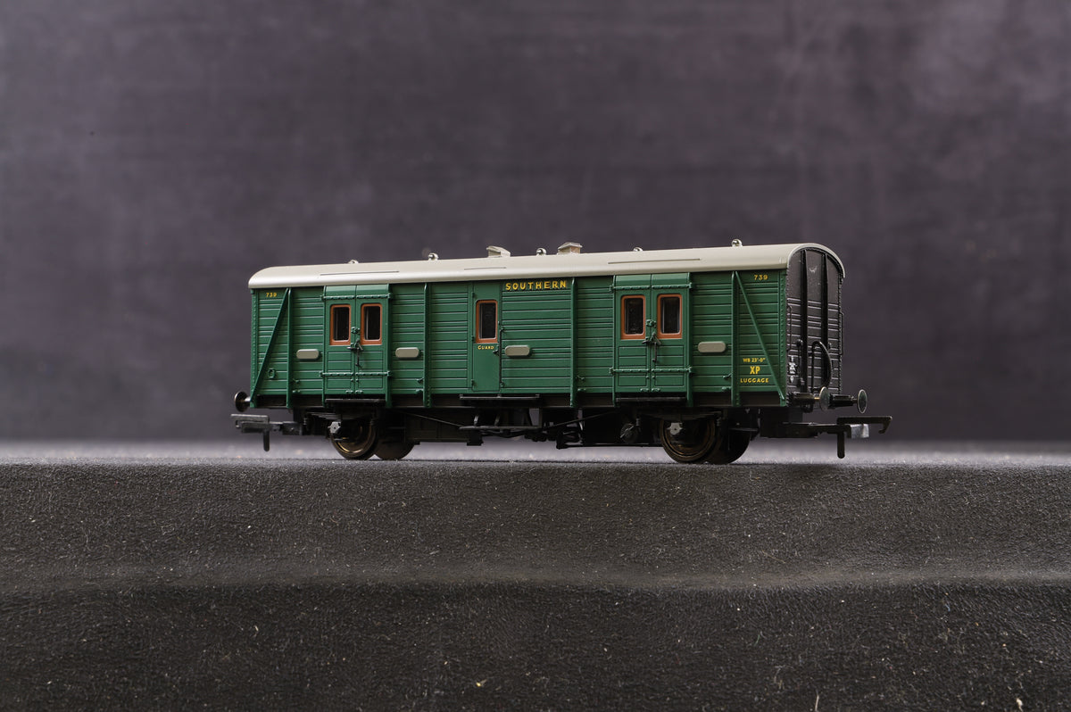 Hornby OO Rake of 7 SR Maunsell Coaches