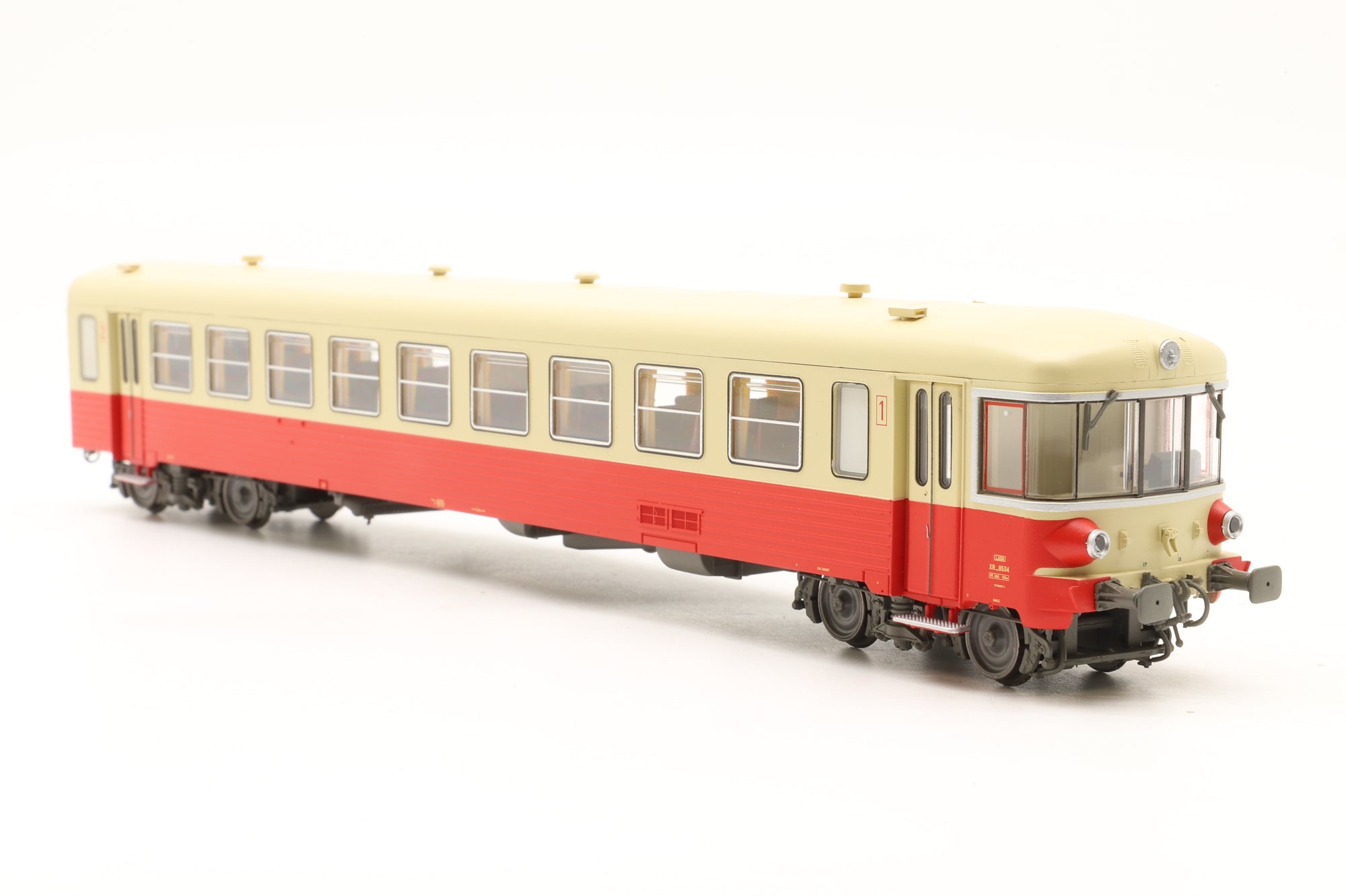 L.S. Models HO 10061 X4500/XR8500 DMU in SNCF Red/Cream