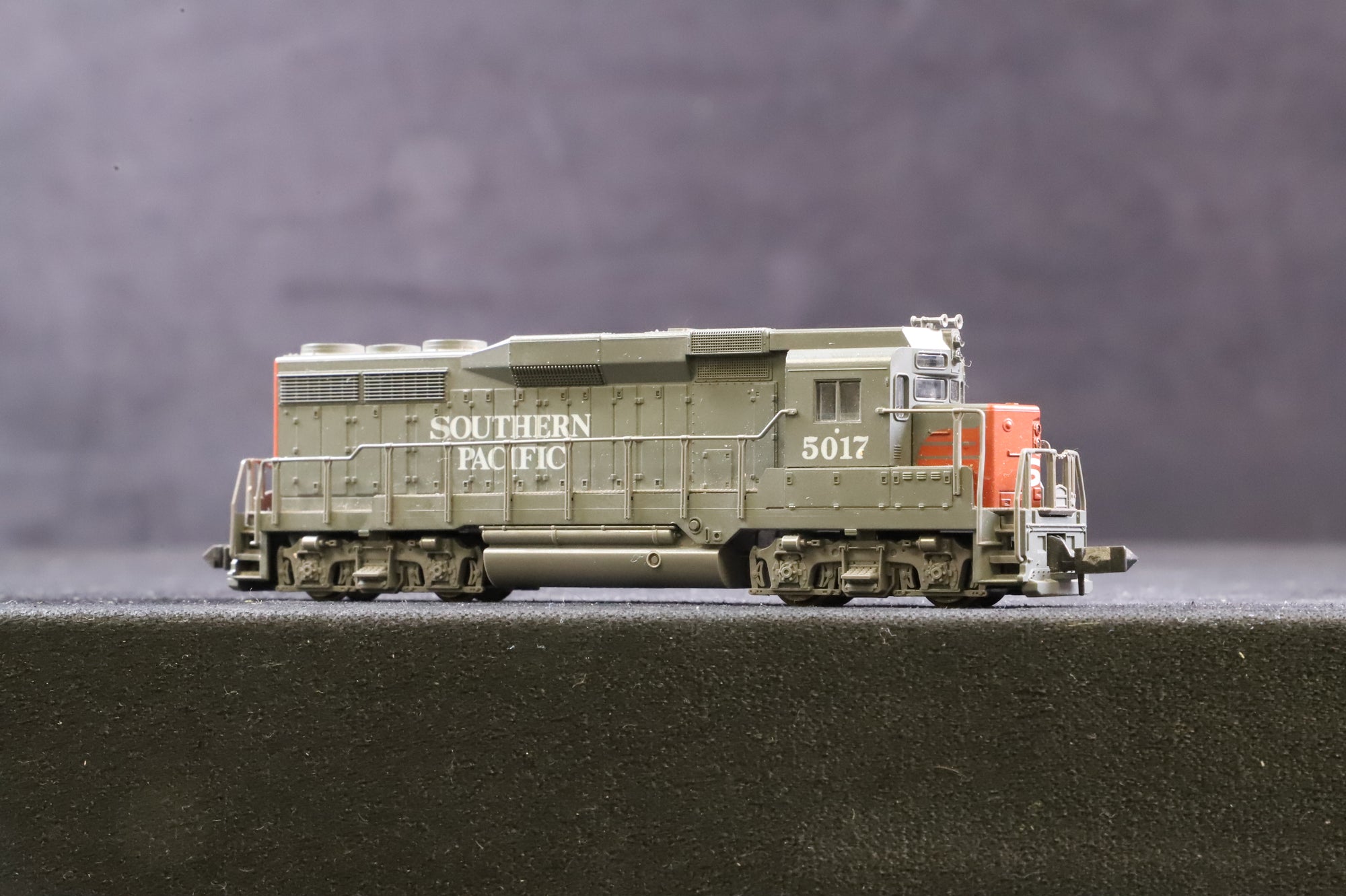 Atlas N Gauge 4709 EMD GP30 No.5017 in Southern Pacific Livery