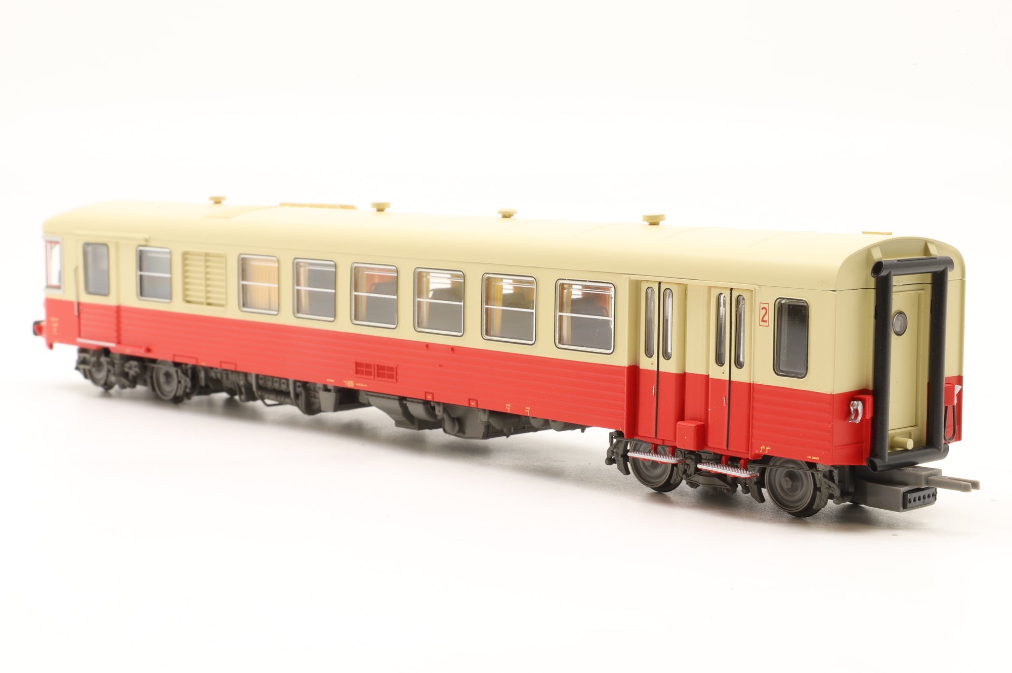 L.S. Models HO 10061 X4500/XR8500 DMU in SNCF Red/Cream