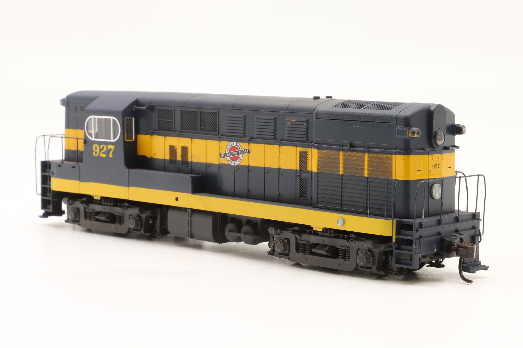 Atlas HO H15-44 #927 in Oliver Iron Mining Co. Livery