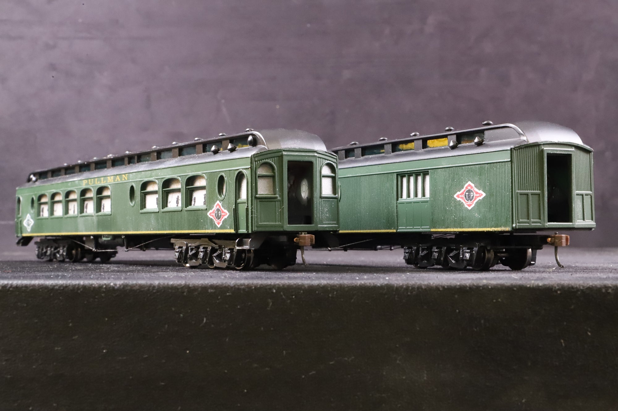 Roundhouse HO Rake Of 2 Pullman Diner Coaches Inc. 68703 & 68803