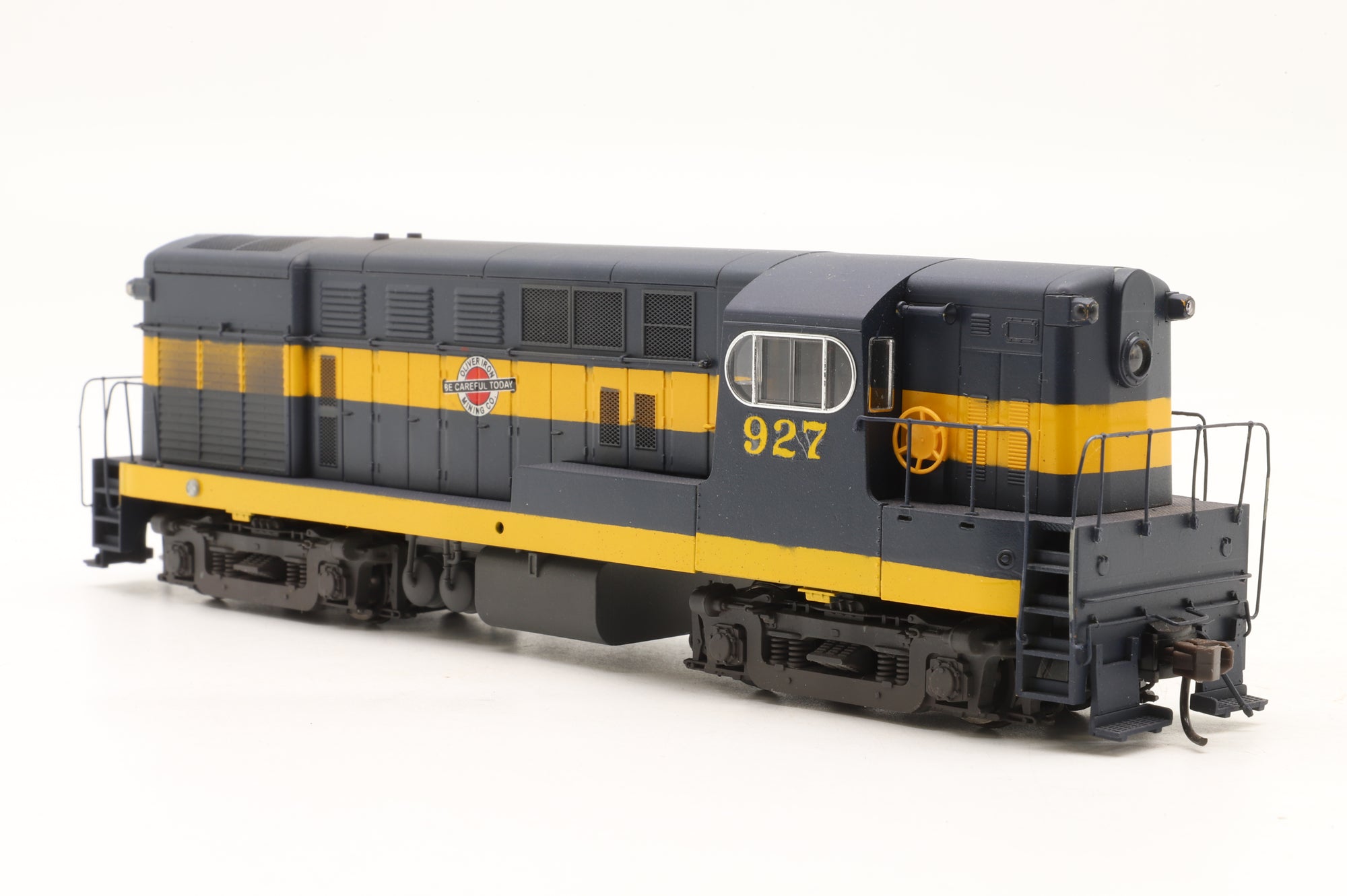 Atlas HO H15-44 #927 in Oliver Iron Mining Co. Livery