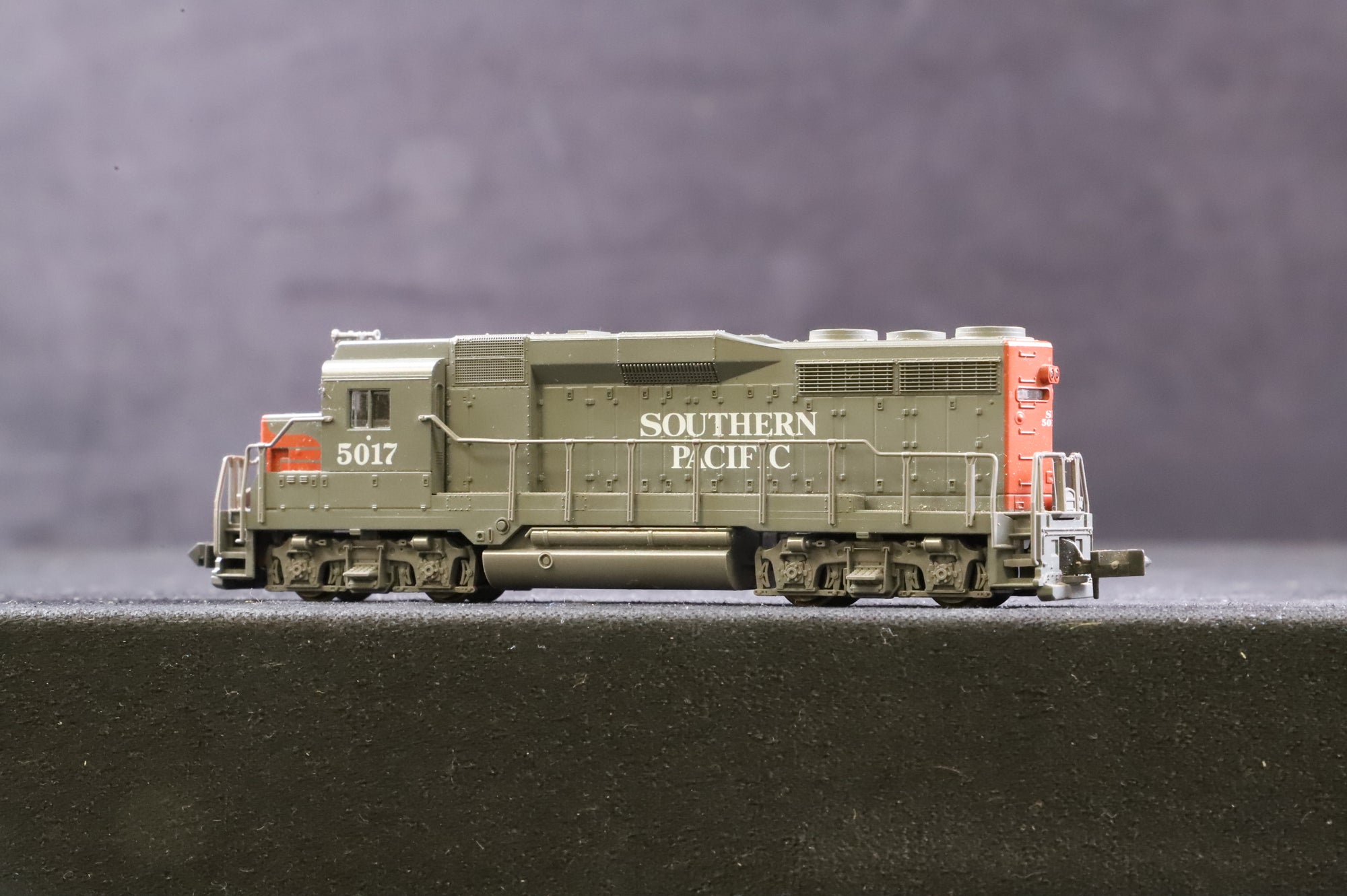 Atlas N Gauge 4709 EMD GP30 No.5017 in Southern Pacific Livery