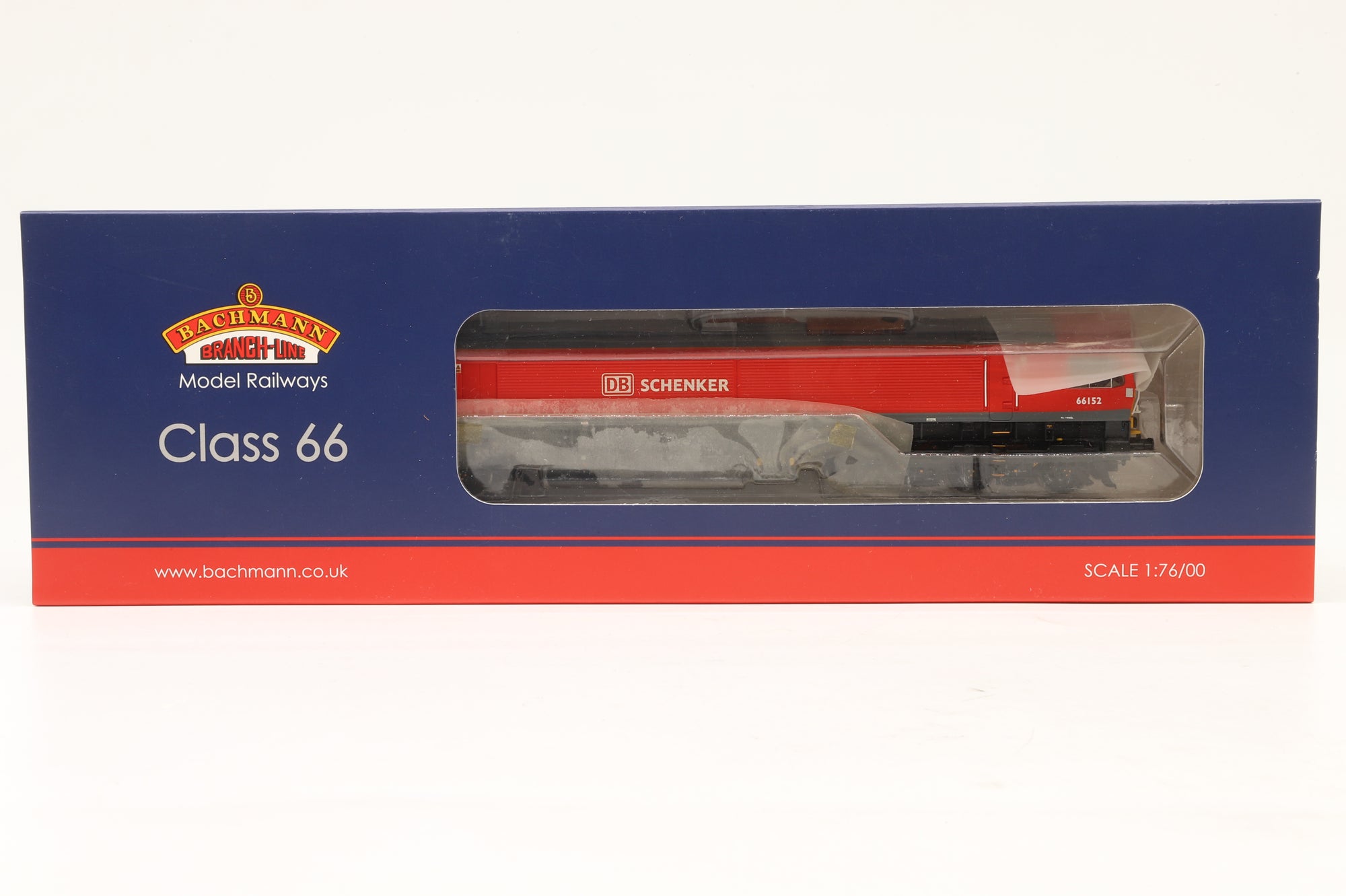 Bachmann OO 32-734 Class 66 66152 in DB Schenker Red