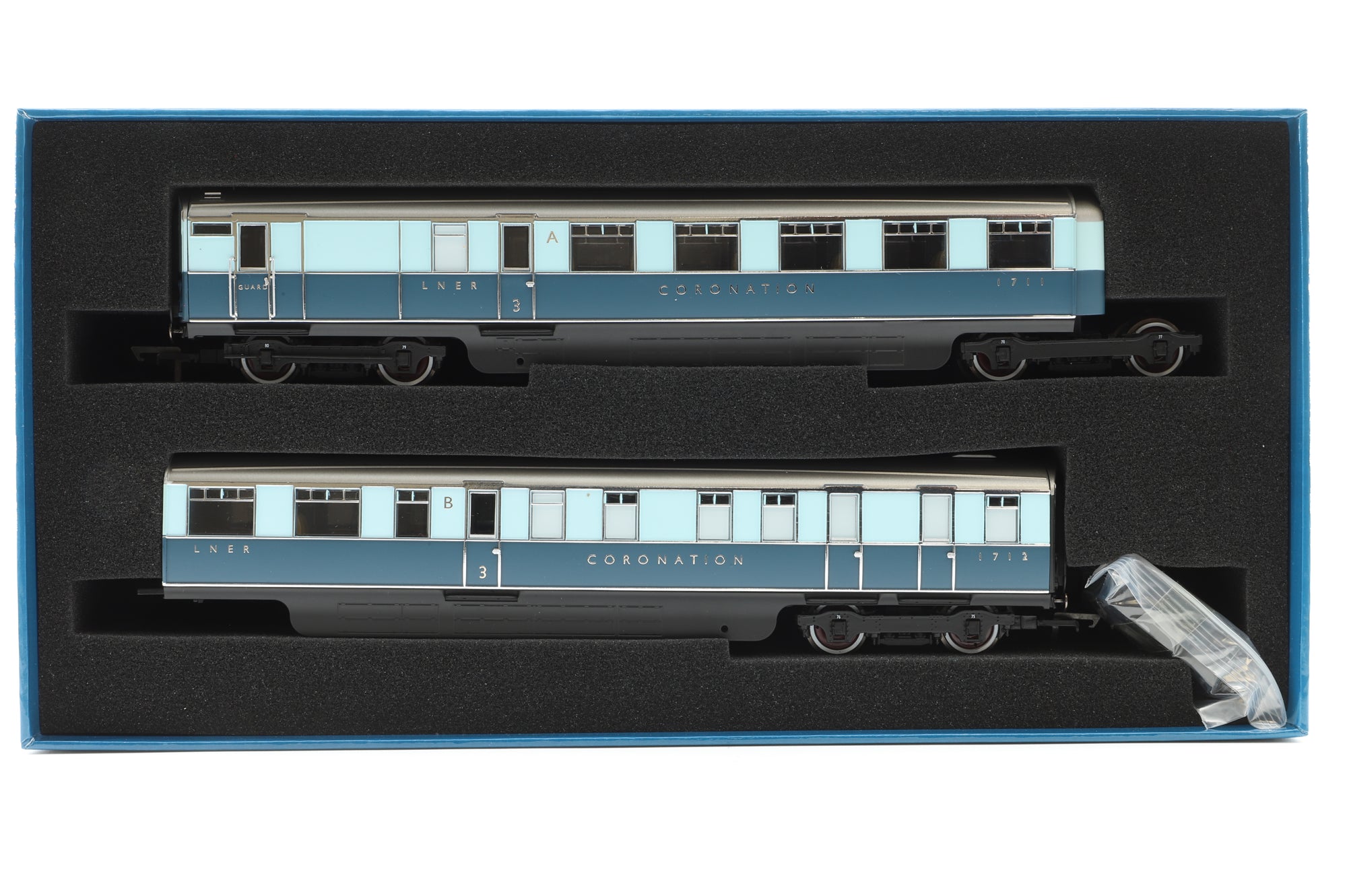 Hornby OO R40223 LNER Coronation Brake 3rd & Kitchen 3rd Articulated Coach Pack