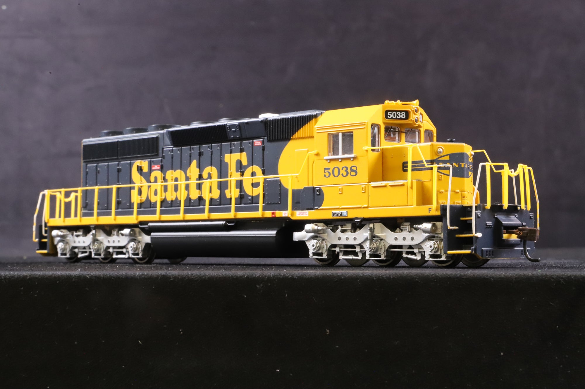 Bachmann HO 60901 EMD SD40-2 No.5038 in Santa Fe Livery
