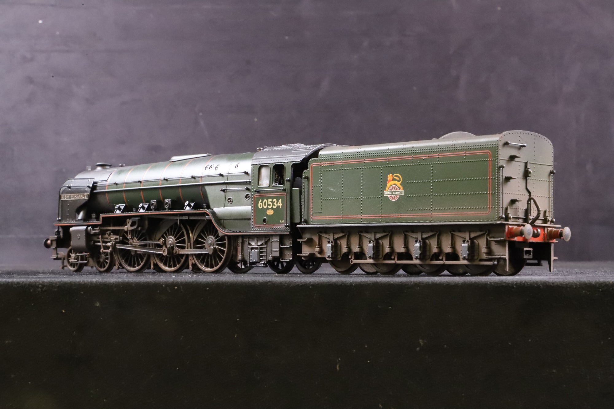 Bachmann OO 31-529 Class A2 60534 'Irish Elegance' in Lined BR Green w/ Early Crests - Weathered