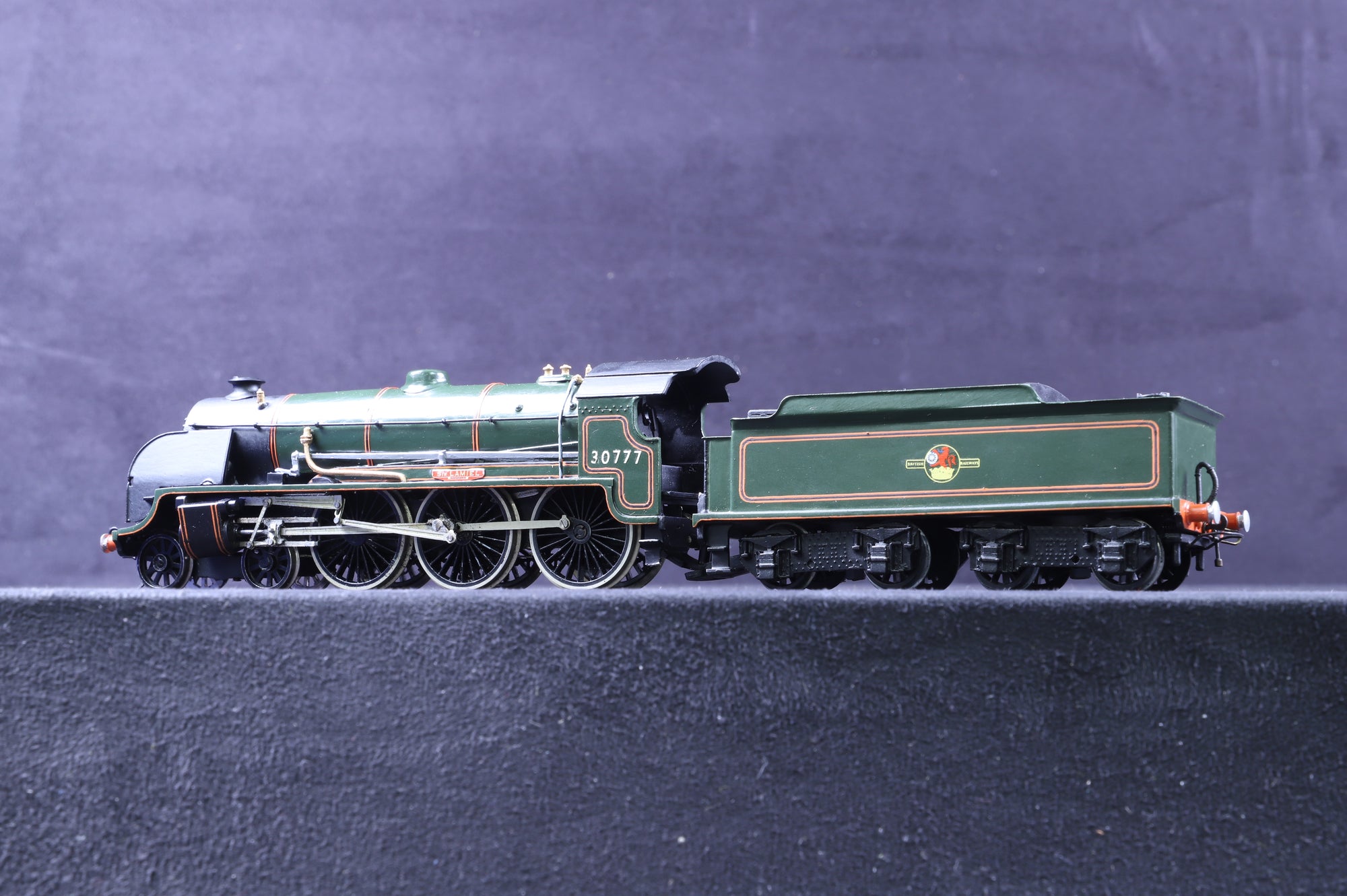 Wills Finecast OO Kit Built King Arthur Class 30777 in BR Lined Green w/ Late Crests