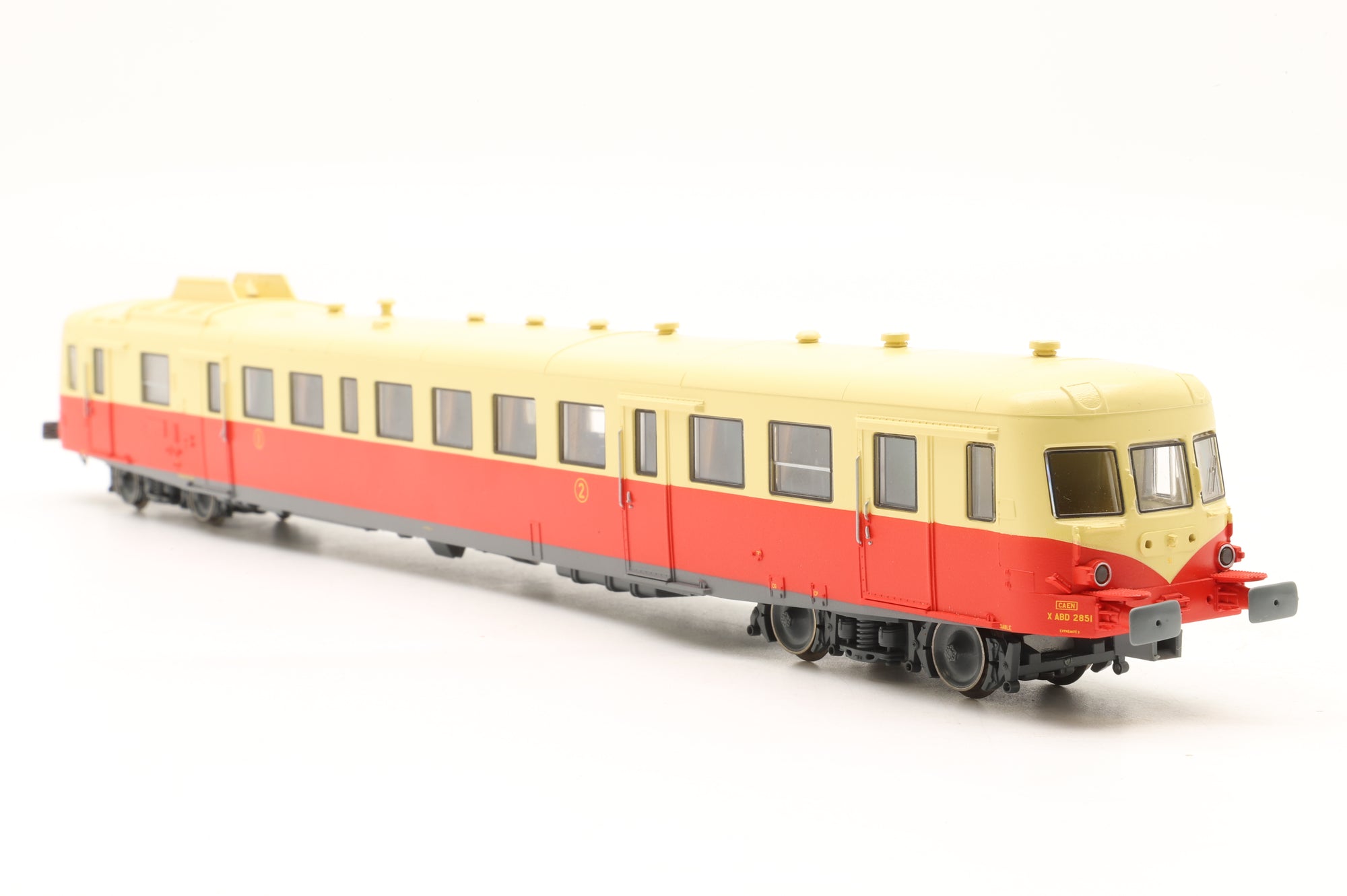 Roco HO 43081 X2800 Railcar in SNCF Red/Cream – DCC Sound