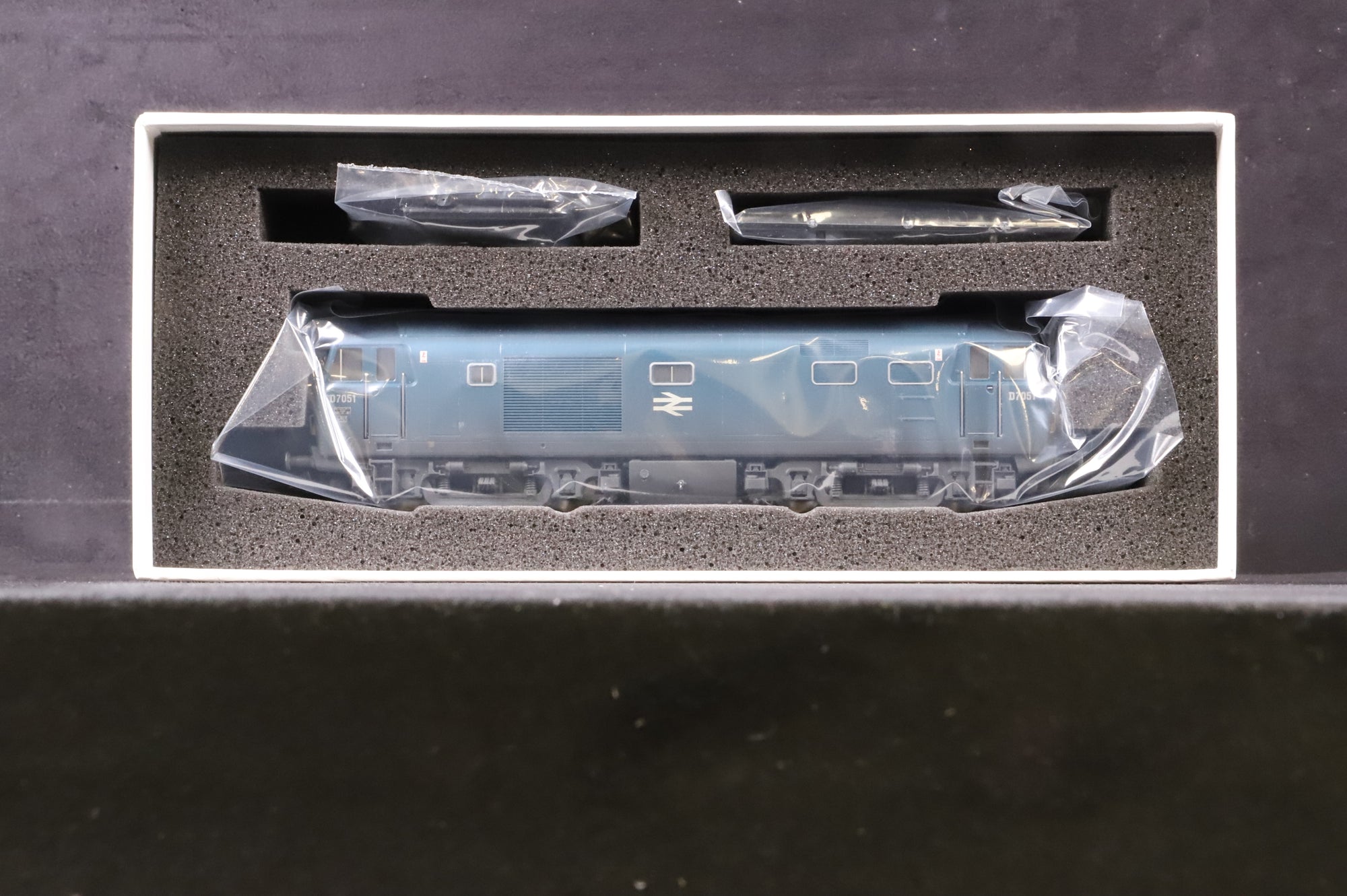 Heljan OO 3510 Class 35 Hymek 'D7051' BR Blue Small Yellow Panels Weathered