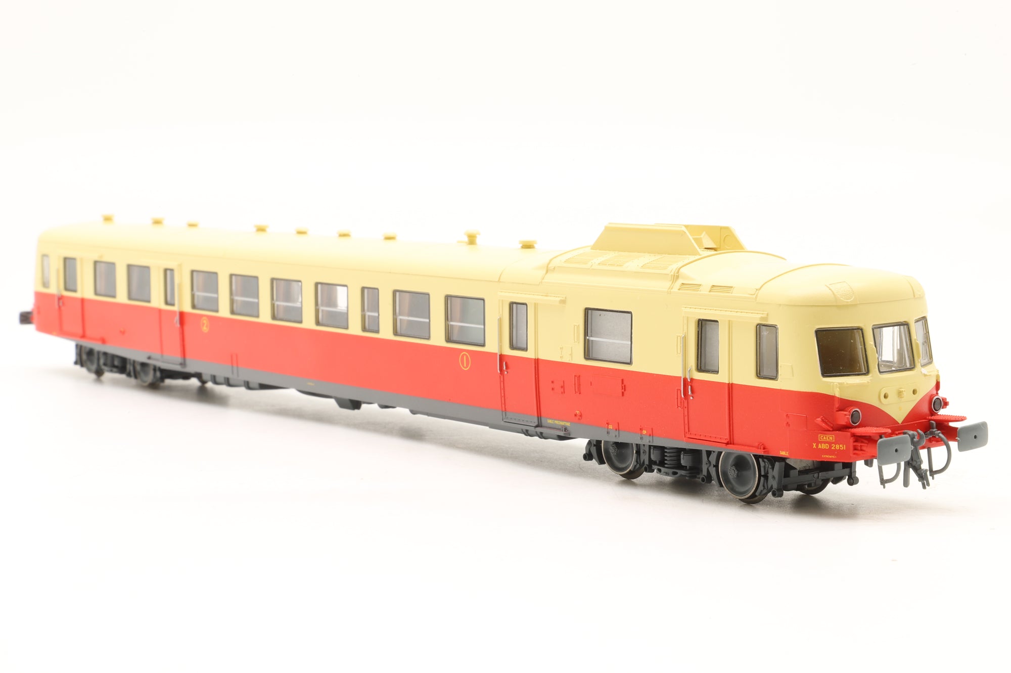 Roco HO 43081 X2800 Railcar in SNCF Red/Cream – DCC Sound