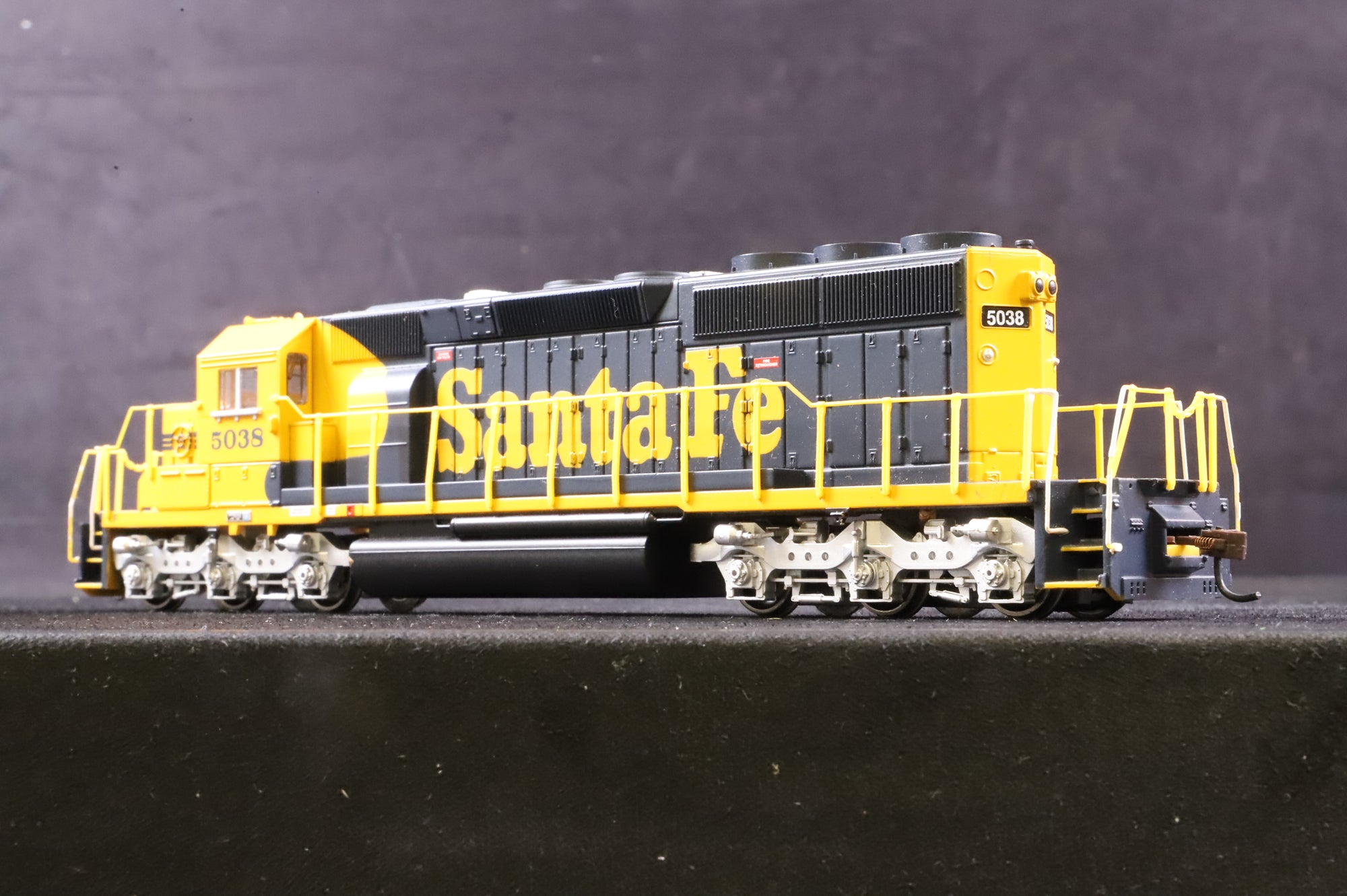 Bachmann HO 60901 EMD SD40-2 No.5038 in Santa Fe Livery