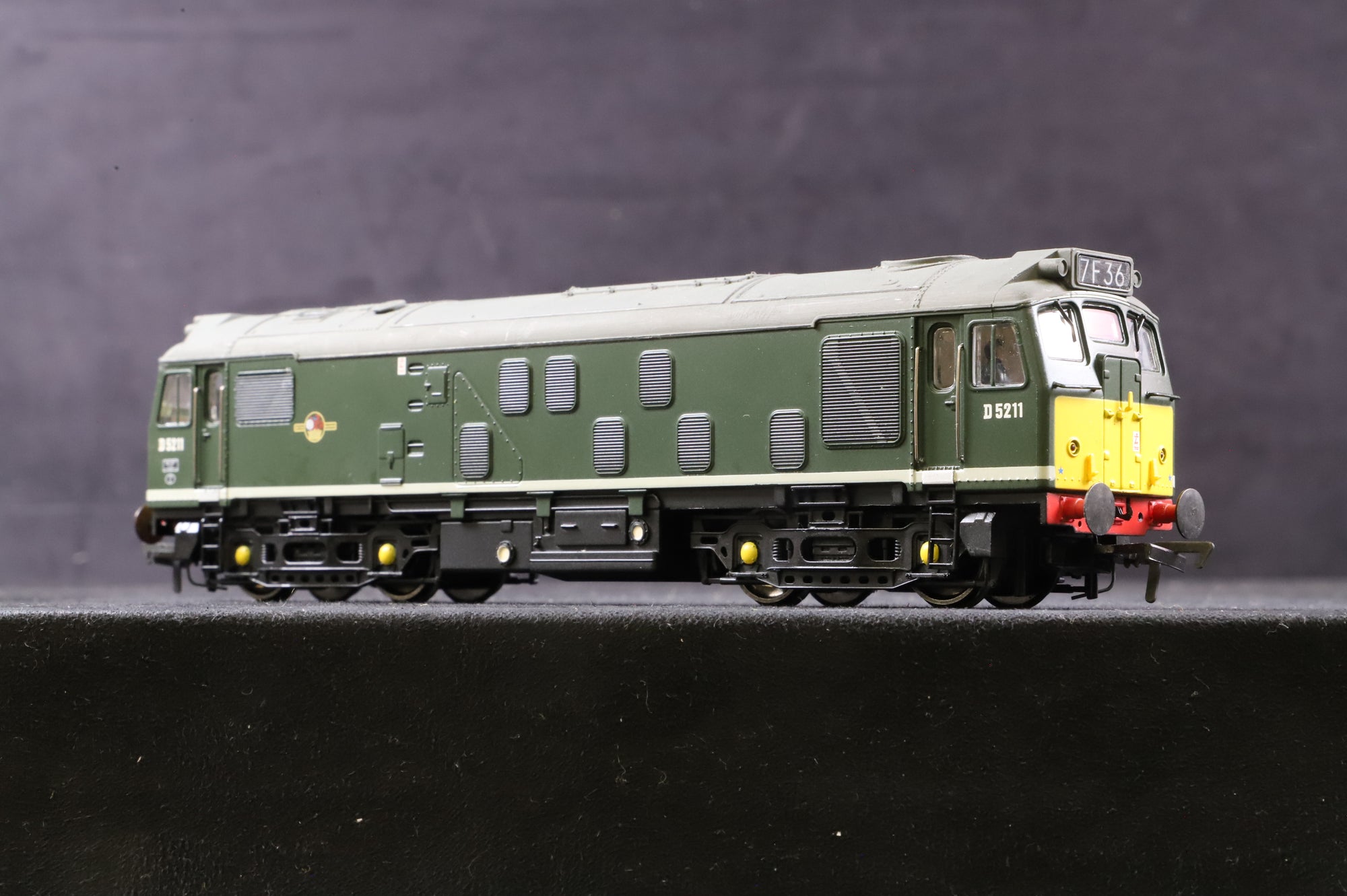 Bachmann OO 32-325 Class 25/1 'D5211' BR Green