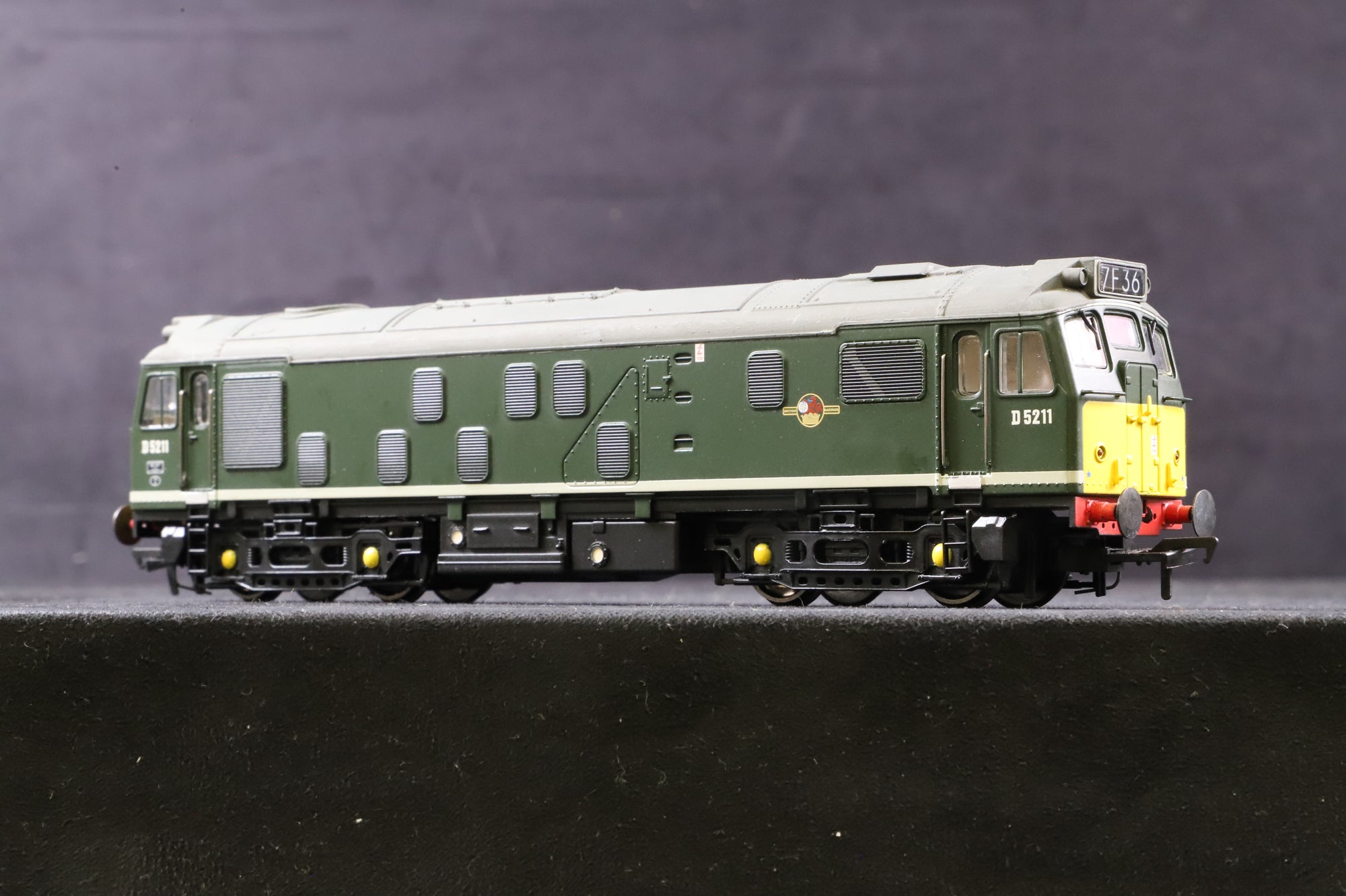 Bachmann OO 32-325 Class 25/1 'D5211' BR Green