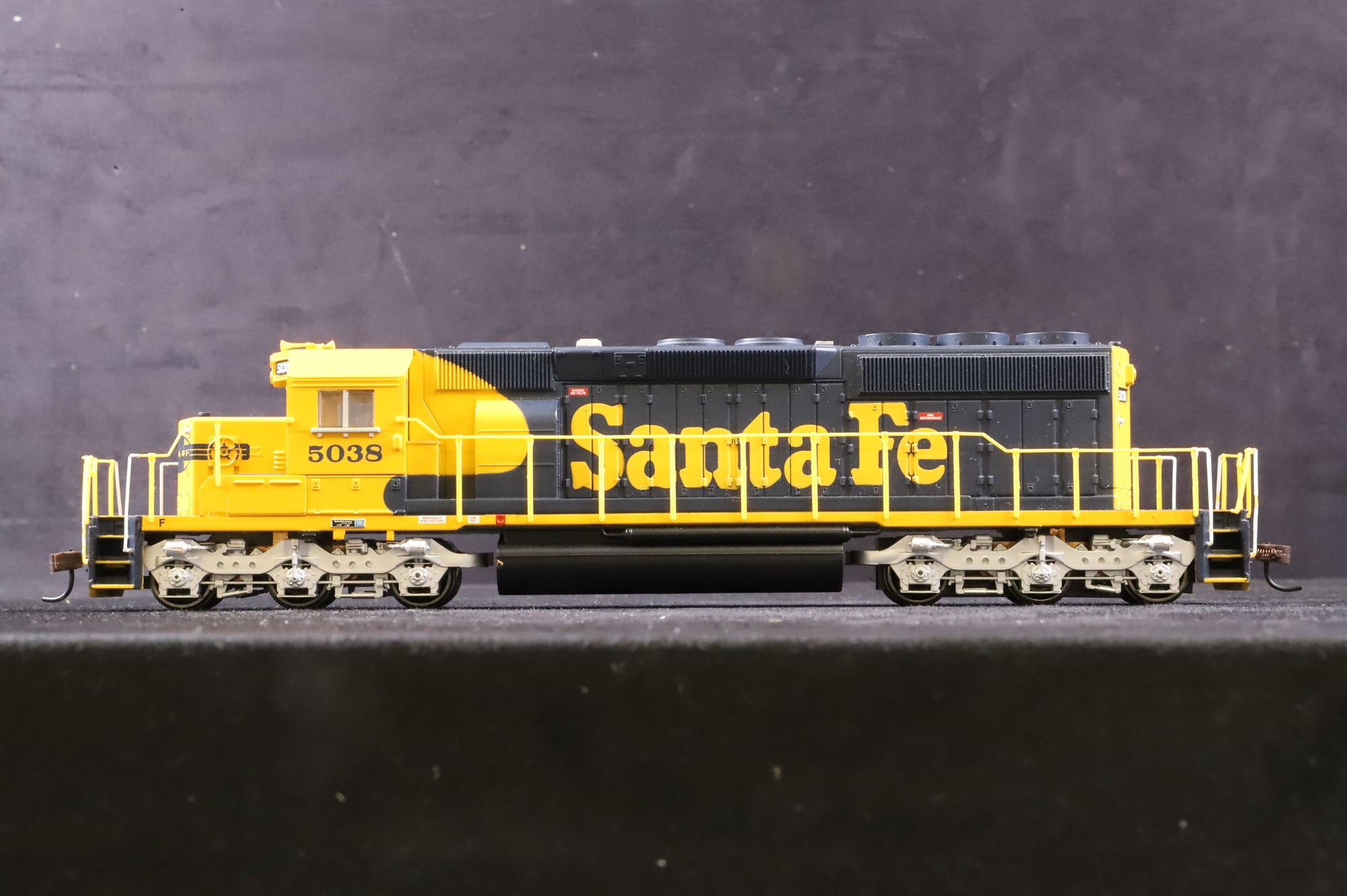 Bachmann HO 60901 EMD SD40-2 No.5038 in Santa Fe Livery