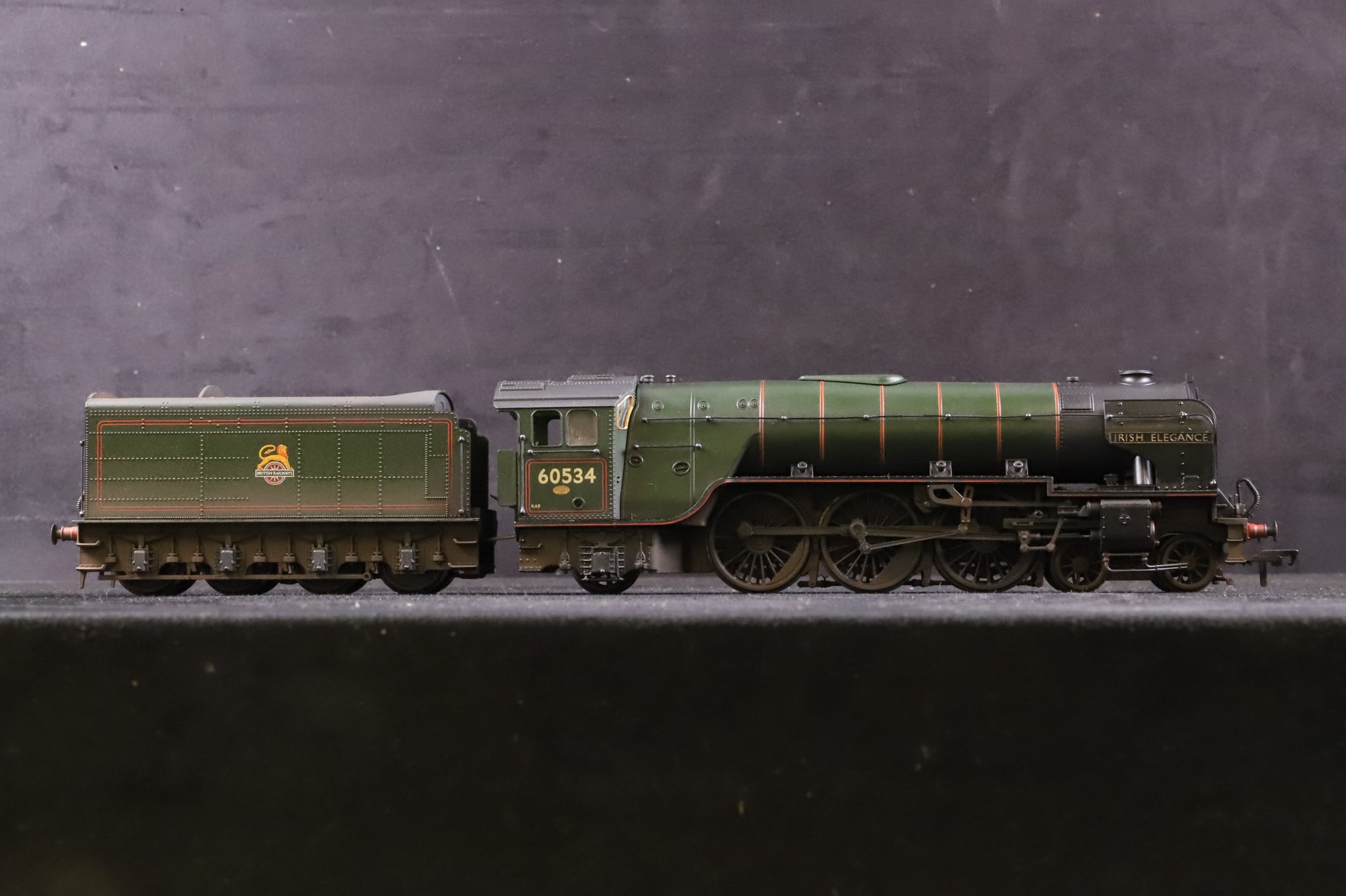 Bachmann OO 31-529 Class A2 60534 'Irish Elegance' in Lined BR Green w/ Early Crests - Weathered