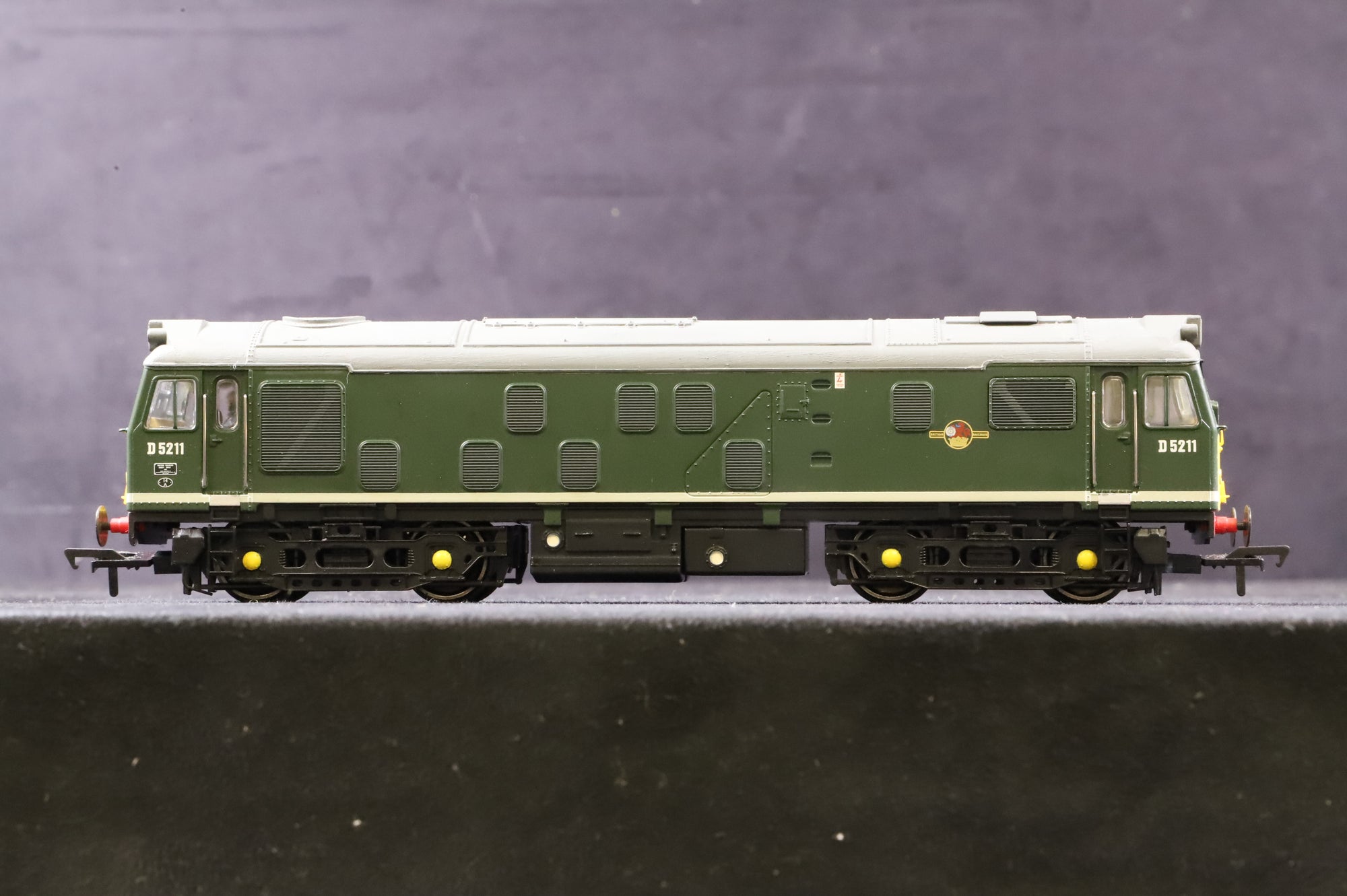 Bachmann OO 32-325 Class 25/1 'D5211' BR Green