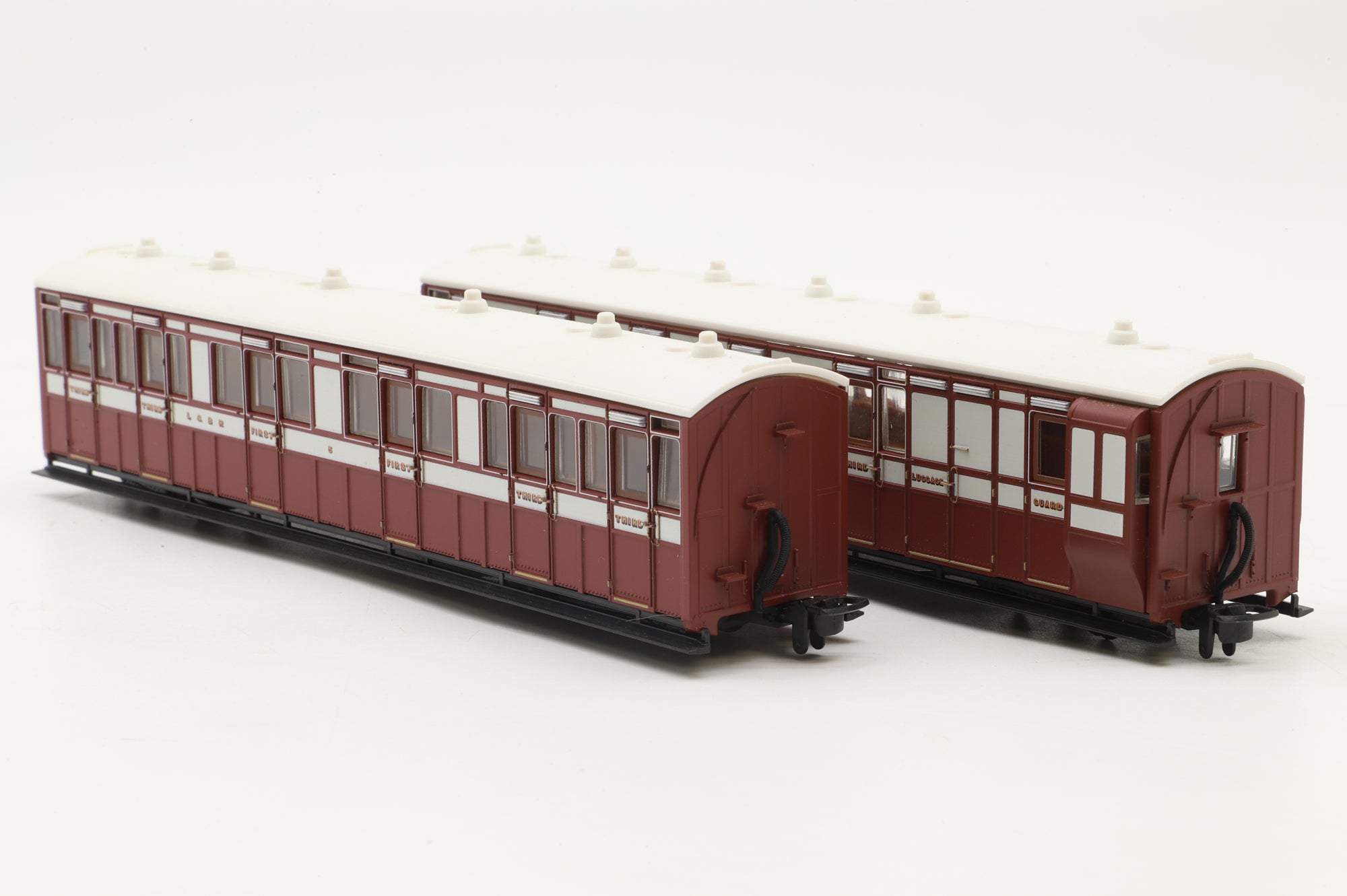 PECO OO-9 GR400A/420A Rake of 2x Narrow Gauge Coaches in L&B Maroon/Cream
