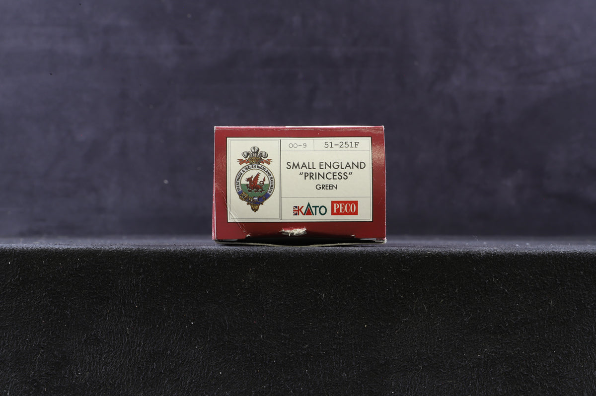 Kato/Peco OO-9 Narrow Gauge 51-251F Small England &#39;Princess&#39; in Ffestiniog and Welsh Highland Railways Green