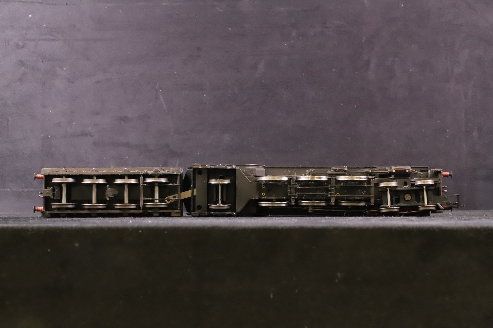 Bachmann OO 31-529 Class A2 60534 'Irish Elegance' in Lined BR Green w/ Early Crests - Weathered