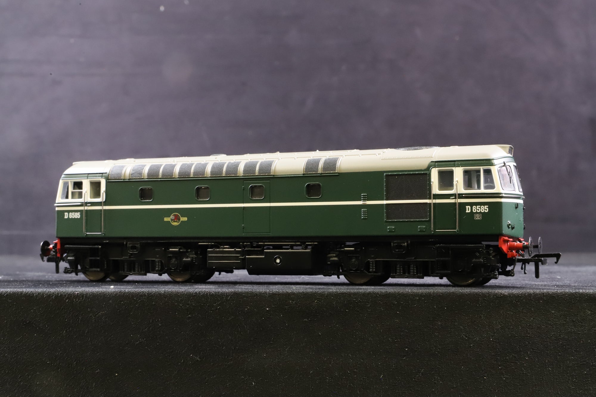 Heljan OO 33181 Class 33 D6585 in BR 'As-Built' Green