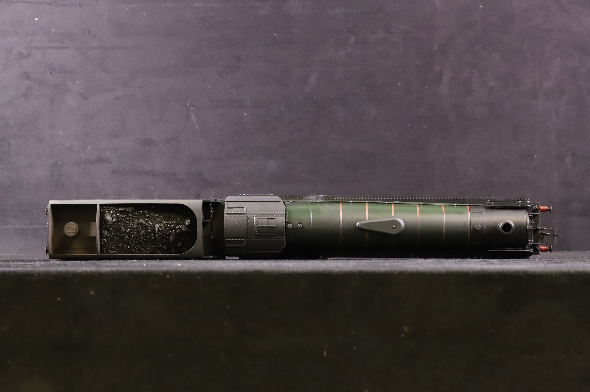 Bachmann OO 31-529 Class A2 60534 'Irish Elegance' in Lined BR Green w/ Early Crests - Weathered